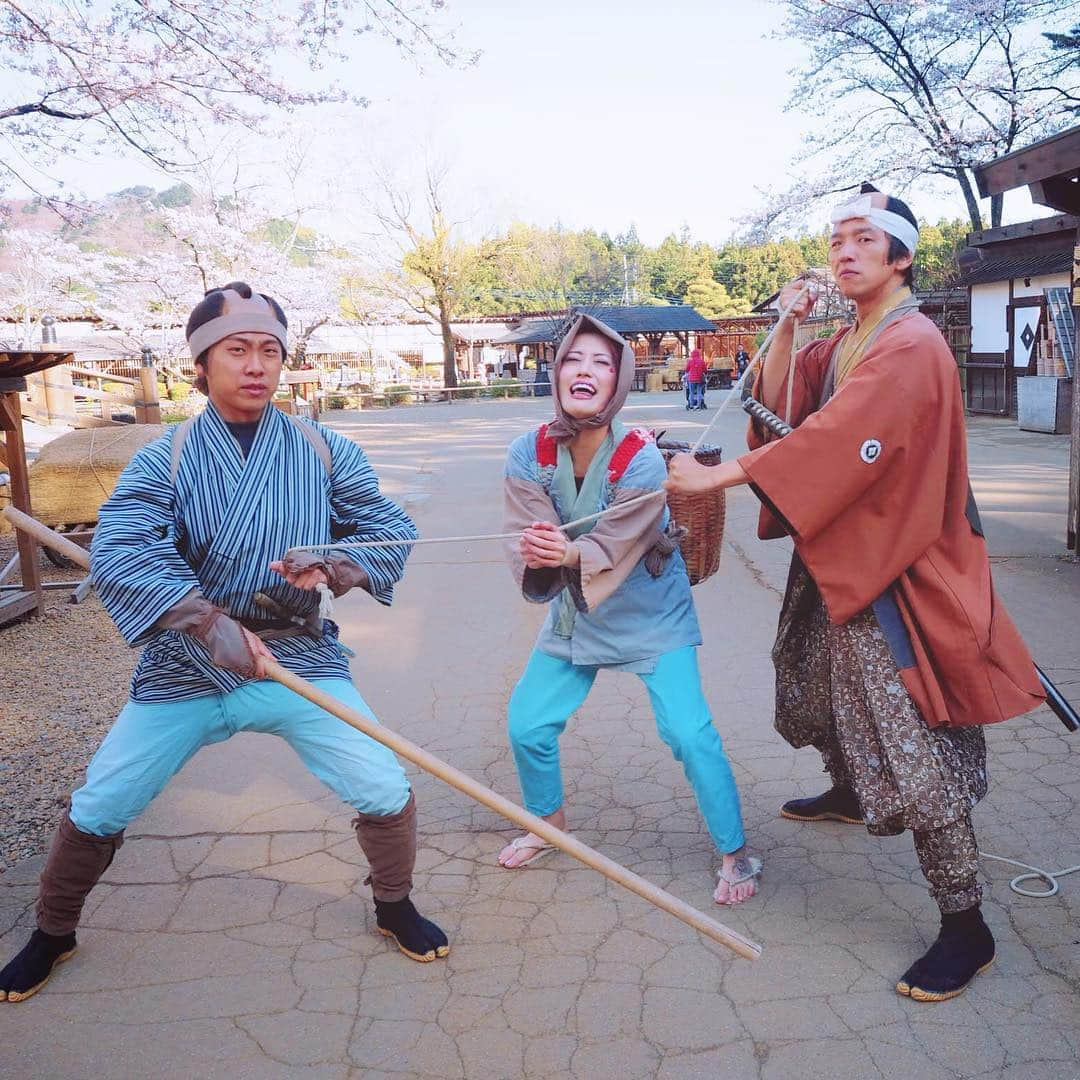 五月千和加さんのインスタグラム写真 - (五月千和加Instagram)「. 👨‍🌾家元 農民物語-幸せな家庭に起きた惨劇-📚 . あるところに 働き者の農民がおりました。 来る日も来る日も 大好きなお団子を食べながら農作業。 そんな農民がある日 一軒の店へ忍び込み 大根を盗んでしまいました。 通りがかった岡っ引に まんまとバレてしまい そのまま 裁きを受けることに。 牢屋へと連れて行かれるのでした。 (END)🤣🤣🤣 . #日光江戸村 #edowonderland #江戸ワンダーランド #江戸wonderland #江戸 #江戸時代 #時代劇 #農民 #農民コスプレ #コスプレ #なりきり #日光 #栃木県 #観光スポット #観光地 #岡っ引 #牢屋 #sightseeing #cosplay #funny #cosplaygirl #赤髪 #redhair」4月9日 20時48分 - satsuki_senwaka