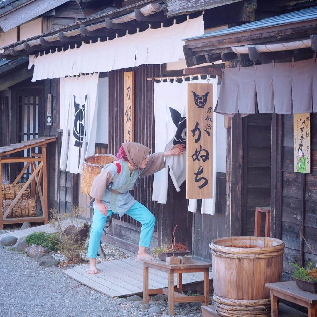 五月千和加さんのインスタグラム写真 - (五月千和加Instagram)「. 👨‍🌾家元 農民物語-幸せな家庭に起きた惨劇-📚 . あるところに 働き者の農民がおりました。 来る日も来る日も 大好きなお団子を食べながら農作業。 そんな農民がある日 一軒の店へ忍び込み 大根を盗んでしまいました。 通りがかった岡っ引に まんまとバレてしまい そのまま 裁きを受けることに。 牢屋へと連れて行かれるのでした。 (END)🤣🤣🤣 . #日光江戸村 #edowonderland #江戸ワンダーランド #江戸wonderland #江戸 #江戸時代 #時代劇 #農民 #農民コスプレ #コスプレ #なりきり #日光 #栃木県 #観光スポット #観光地 #岡っ引 #牢屋 #sightseeing #cosplay #funny #cosplaygirl #赤髪 #redhair」4月9日 20時48分 - satsuki_senwaka