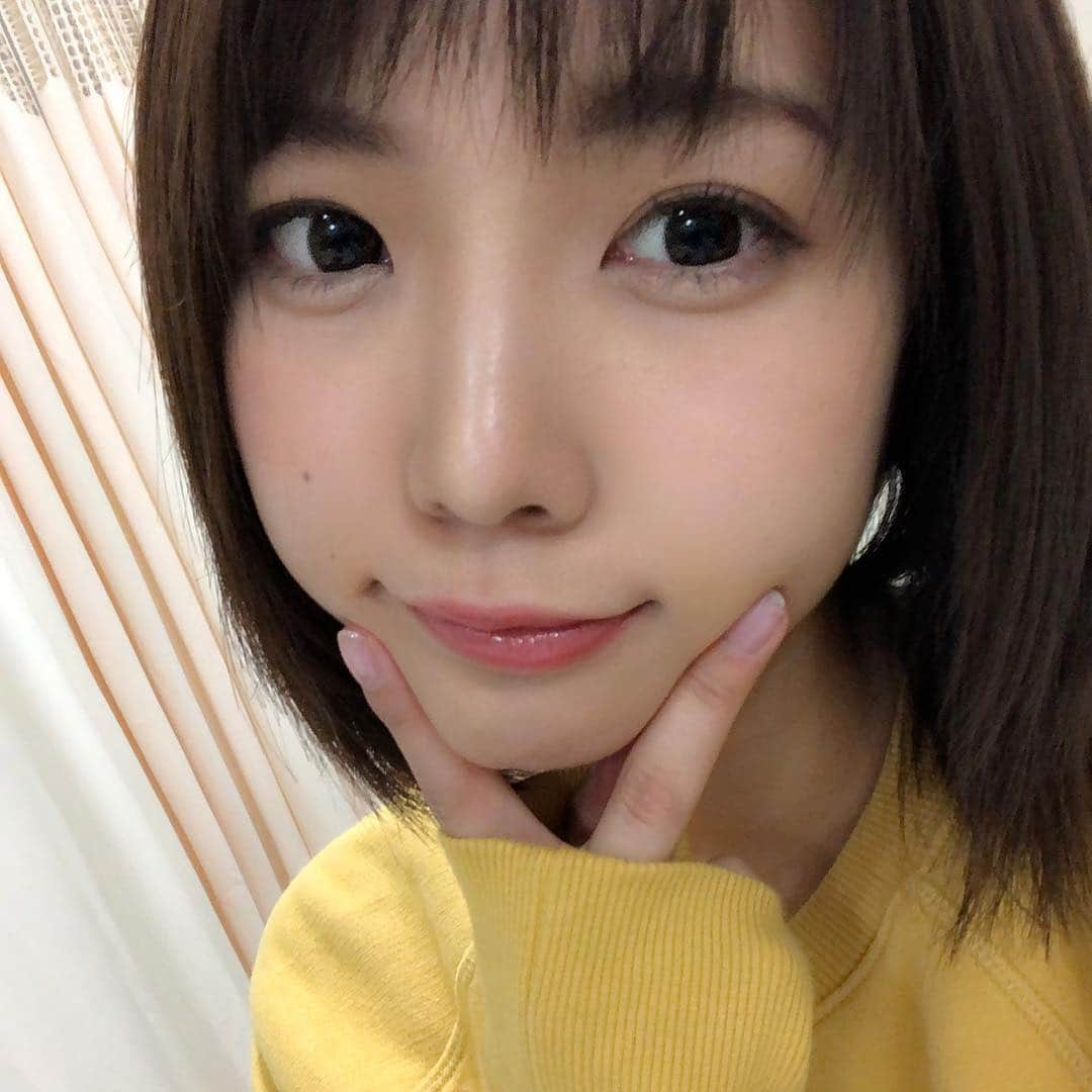 戸田真琴さんのインスタグラム写真 - (戸田真琴Instagram)「待ち時間長くて暇になったから今日使ってるメイク道具全部見せちゃうー！ . 撮影はふだんメイクさんがつくことが多いんだけど、今日は自メイクだよ。 デビュー以降整形って100回くらい言われてきたけど真面目にメイク好きだから中途半端な顔はギリ見れるレベルまでメイクだけでなんとかしてるよ〜根気！ . 使い方にこだわりあるのだけ解説するね。 コンシーラーはthe SEAMのを指でもパフでもなくブラシでつけてる！ アイメイクは、キッカのピンクのやつをアイホール全体と涙袋の目尻から1/3に塗ってからLUNASOLのラメ多めのくすんだ色を気分で同じ範囲に塗る。 アイラインはKeselanPasaranのやつを、影を深くするテンションで引いてから、その線の中心をモテライナーでさらに引く。私の目はここまである…私の目はこの線を引いたサイズなんだ…！と言い聞かせながら丁寧に。メイクは自己暗示👁 . 涙袋は、全体を赤茶系のラメで色付けしてから、ツヤってしてほしい部分だけ白系のラメで明るくするとプリっとする！ . ビューラーはKOBAKOのやつが直角に上がるから最高で、マスカラは絶対ヘレナ！特に画像にある金の細いヤツは無きゃ生きていけないよ〜 . 鼻が低いんだけど小鼻の両サイドにKATEのアイブロウパウダーの1番薄い色を塗って、更に鼻筋と鼻先にWHOMEEのグロウスティックを塗ると鼻シュッとするし写真映えするよー！ . リップはいつでも乾燥する前に絶対モアリップして、YSLの43番を死ぬほど使ってるよ。もはやこの口紅が自分の唇だと思う。 . . . #makeup #cosmetics #makeuptutorial #makeupoftheday #コスメ #メイク #メイクポーチ #メイク方法」4月9日 20時42分 - toda_makoto