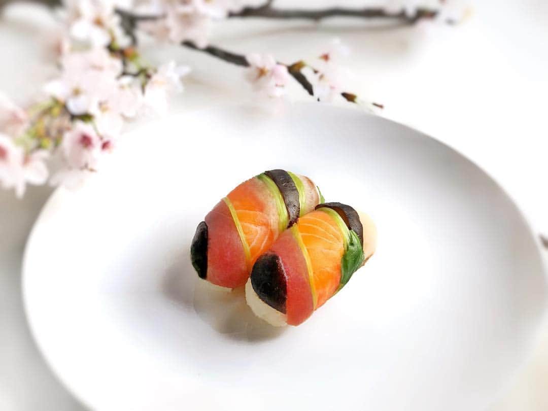 Chinamiさんのインスタグラム写真 - (ChinamiInstagram)「Colorful sushi bento🍣 #japanesefood #sushi #bento #ちなみ寿司  お花見にいかがでしょう〜🍵 . 満開の桜を見ていると、あっという間に時間が過ぎていてびっくり。仕事帰りに桜の名所 大阪造幣局へ立ち寄りました。 美しい四季のある日本に生まれて本当に幸せだと、何度も思いました。 . 造幣局の“桜の通り抜け”は、4月9日から4月15日までの7日間らしいです。あまりに美しいので勝手にpr🌸 . #すし #お花見弁当 #カラフルすし弁当 #ちなみbento」4月9日 20時44分 - chinamiphoto