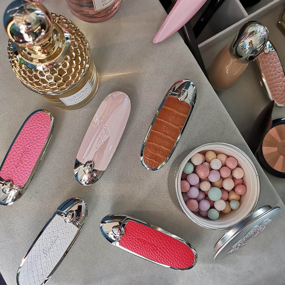Vogue Italiaさんのインスタグラム写真 - (Vogue ItaliaInstagram)「@guerlain and #VogueItalia have created a wonderful fashion closet for #LifeInVogue🌈 Here we are trying all the shades of Rouge G, the customizable lipstick💄 #MyrougeG #Guerlain #GuerlainMakeup」4月9日 20時45分 - vogueitalia