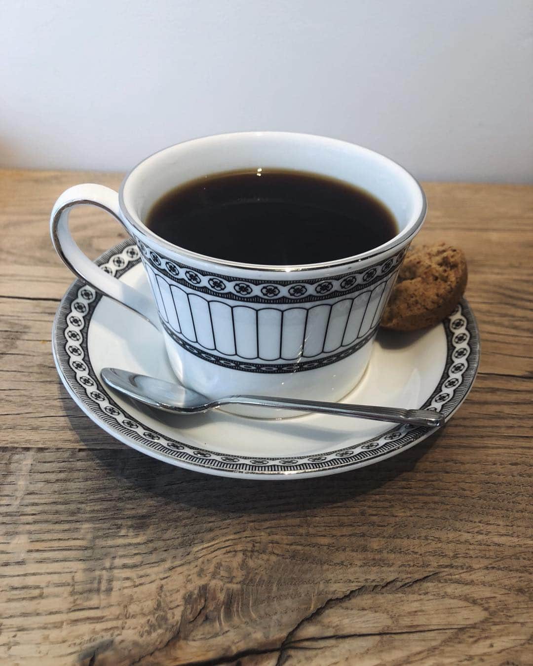 村田倫子さんのインスタグラム写真 - (村田倫子Instagram)「作業に煮詰まった昼下がりは、 気になるカフェを調べて そこへ足を運んで作業します。 家がすきなのでお家作業がおおいけど 気分転換するのもすき‥。 . 先日はタルトマフィンが食べたくて 目黒の @mylittlehappinessmeguro へ。 いちごとホワイトチョコのマフィンで 癒されました。 ごろごろ具材と、タルト生地がたまりません…。 いつも通ってるお鍼、 @aqu.mina の店舗から近いので今後も帰りにふらっと寄りたい… . ☞連載まとめ。 カレー連載 #カレーときどき村田倫子 @asbs.jp にて。 . 呑み屋連載 #呑み屋パトロール #食べログマガジン さんにて . #競輪マルシェ さんにて ご当地グルメリポートしてます。 原稿も書いてるので、よかったら暇つぶしに☺︎ どの連載もだいたい月に一本。 月末あたりに更新しております。 . よーし、〆切までに原稿片付けるぞ！ (早く終わらせて休みは何も考えたくないタイプ) #食べりんログ #mylittlehappyness #タルトマフィン  #甘いもの大好き です」4月9日 20時45分 - rinco1023