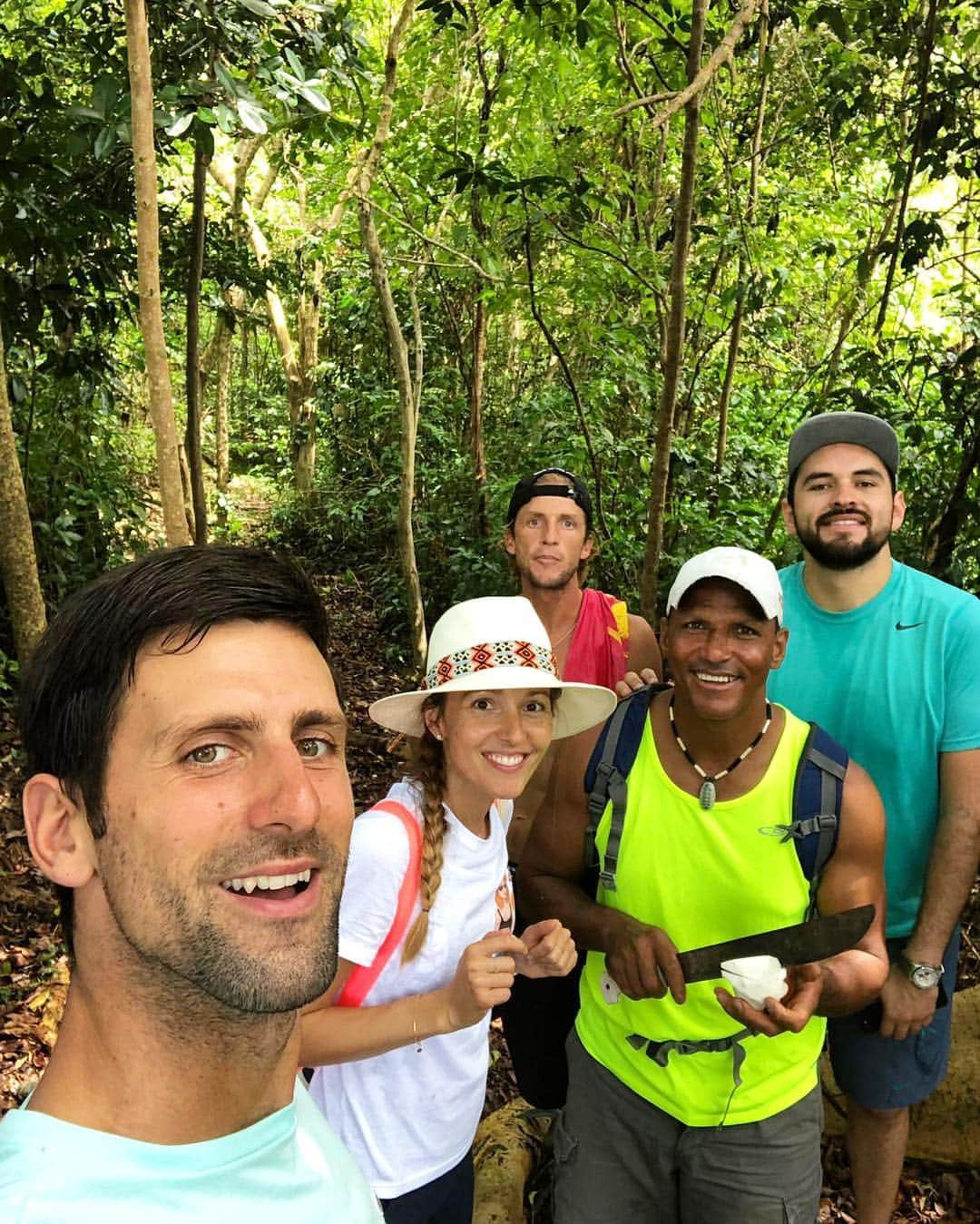 ノバク・ジョコビッチさんのインスタグラム写真 - (ノバク・ジョコビッチInstagram)「Jungle hike squad 😃🌴🤳 before traveling home, we ate fresh coconuts and almonds directly from Mother Earth.. doesn’t get more sustainable than that 🙏🥥 #larepublicadominicana」4月9日 20時49分 - djokernole