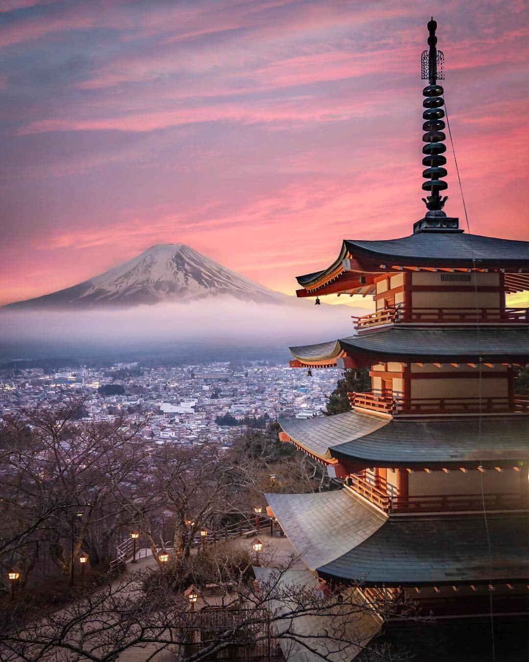 樂さんのインスタグラム写真 - (樂Instagram)「富士吉田🗻新倉山浅間公園 #Japan #Fuji #富士山 以前都只能在ig探索看到這個神社的照片，沒想過有一天我也能到現場自己拍一張😭 這裡看富士山真的美到升天，還有雲海版的有機會再來發🥰 #可惜櫻花還沒開😭」4月9日 20時50分 - ygt1016