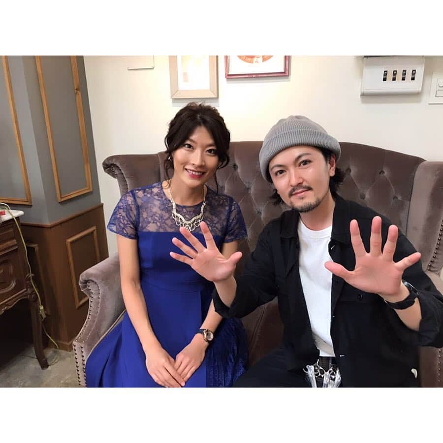 西谷綾子のインスタグラム：「✴︎ 高田さんにいつもお任せ♡ まだ載せてない写真あった♪ ・ なおの結婚式はお気に入りワンピースでっ👗😍👌 りえちゃんのワンピースと良い感じに😂 ・ #regilo #レジーロ #表参道 #青山 #美容室 #ヘアカラー #シフォンブランジュ #ヘアアレンジ #hair #haircolor #ロングヘア #トリートメント #ツヤツヤ #サラサラ #アットホームな雰囲気 #オススメ #ワンピース #お気に入り」