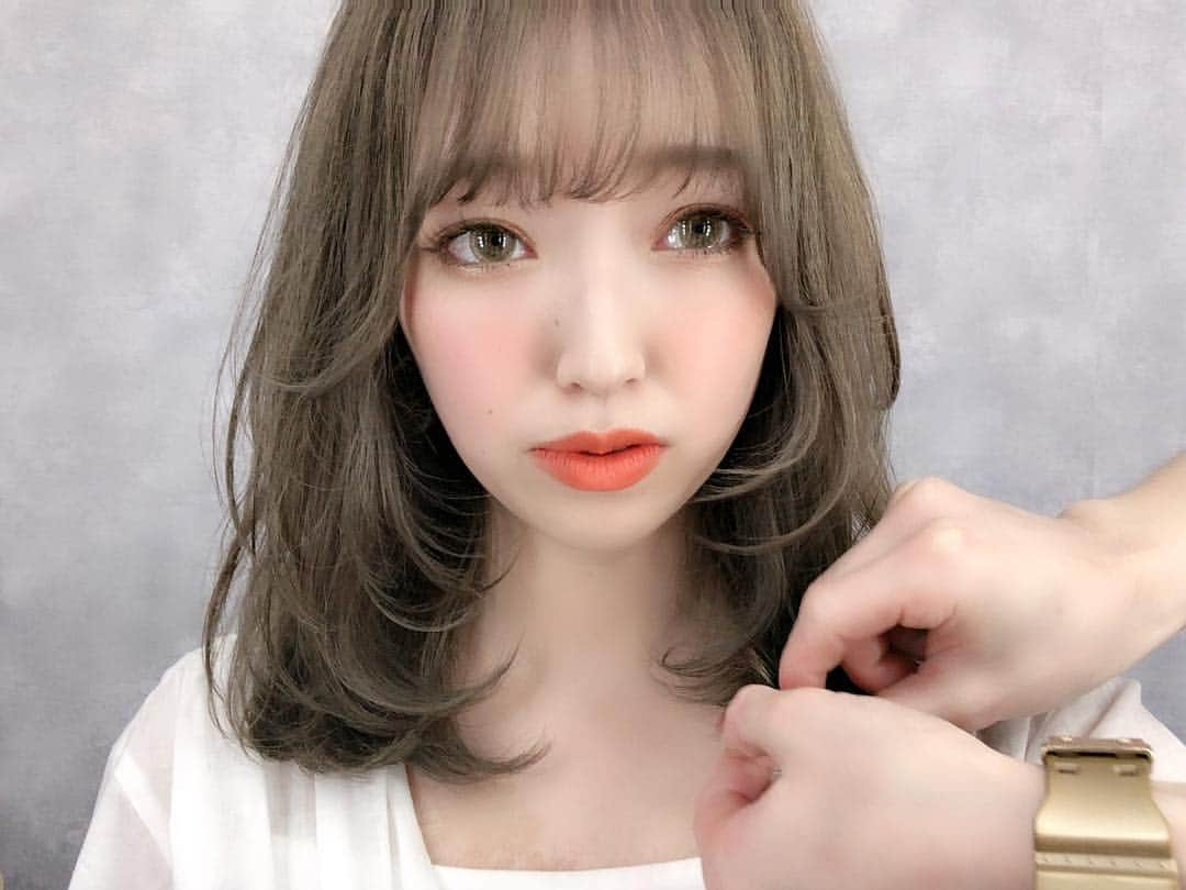 MANAE【Violet】さんのインスタグラム写真 - (MANAE【Violet】Instagram)「HAIR . 私と同じ髪にしたい♡ . と言ってくださる方がたくさんいて嬉しくて泣きそうです😂❤️ . いまはしっかりレイヤーが入っていて、毛先は厚みを出してます😶❤️ . あざとレイヤーもしっかりはいってるので顔まわりは独立してます☆ . これは全部ワンカールで巻いてるけどこんなに立体感のあるヘアになります🙆‍♀️ . 前から見ると三枚目！！ . 癖毛だから下に厚みを残すことで広がり抑えてます✌️ . @hodaka ほだかっとです☆ . そろそろメンテナンスしたいけど... . 前髪はぱつんと切ってるだけ！！ . カラーはほぼなぎさと同じ！笑 . グレーとラベンダーとスパイス少々でくすませてます🥺❤️ . あざと毛を作ることで顔まわりに動きが出るからアレンジしたりするときも可愛くなれますよ😊 . 病み上がりで顔むくんでるけど... . 6年ぶりにプリンやばいってなったので染めてもらいました（笑） . @shogo_52 いつも突然ありがと！！もう、10年くらいの付き合いww . #メイク #メイク動画 #美容師 #美容室violet #オルチャン #ヘア #ヘアアレンジ #howto #巻き髪 #韓国 #コスメ #レポ #あざと毛 #レイヤーカット  #ハイレイヤー #あざとレイヤー #ほだかっと #ベアージュ」4月9日 20時52分 - manae_violet