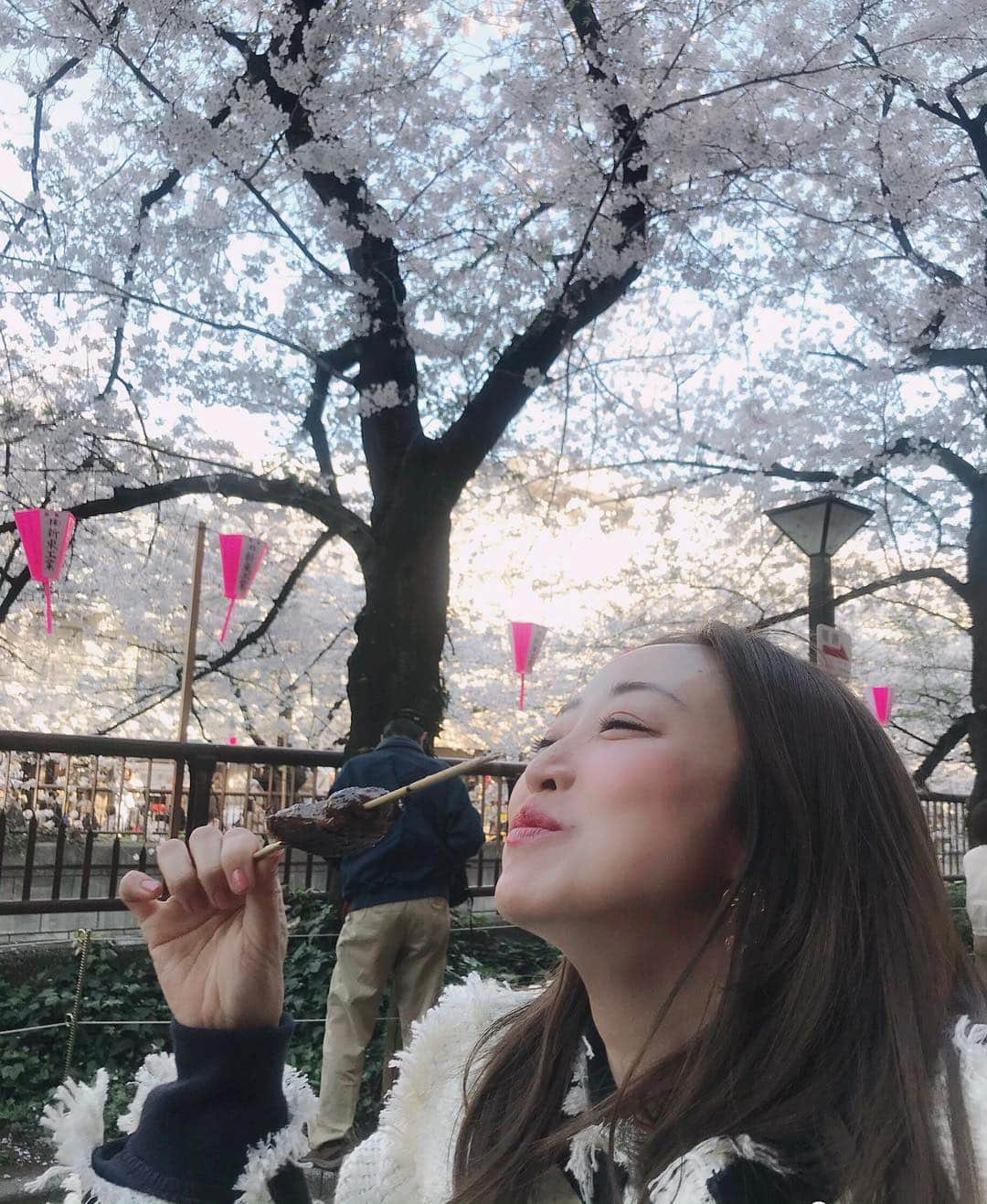 神崎恵さんのインスタグラム写真 - (神崎恵Instagram)「みんなでちょっぴりだけ🌸🍡🍖 出店のワクワク感を味わいました。 #目黒川 #桜」4月9日 20時57分 - megumi_kanzaki