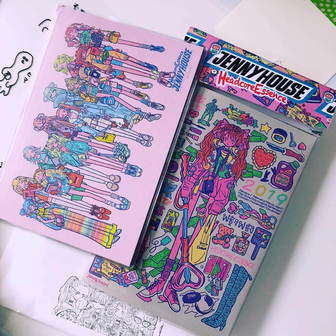 水野しずのインスタグラム：「Jenny kaoriさんの手帳めちゃカワ〜🐴🌴追加の表紙グレーにしたんだけどタント紙みたいな光を吸い込む高級感ある素材だったからこれなら強いピンクもかなりよさそう」