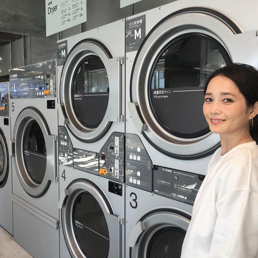 北澤 宏美さんのインスタグラム写真 - (北澤 宏美Instagram)「- コインランドリーと記念写真撮るの初めて🥴 久しぶりの東北沢駅！少し歩いたところに お洒落なランドリースペースができたよ🕊 ・ レセプションに行ってきたのだけど それはそれは素敵な空間で おいしいパンやコーヒーも飲めるし🥯🥖☕️ クリーニングも頼める  わたしが思っていた薄暗くて 独特な香り♨️のイメージとはかけ離れており 女性ひとりでも不安なく ゆっくりできるカフェのような気分 洗濯している微妙な時間も 苦じゃなく待っていられるよ （一旦帰るの苦手なひと） ・ 使っている洗剤柔軟剤もとても良い香りで ほのかに香る天然ラベンダーとユーカリが 洗濯物からふわっと心地よく タオルは使う前より柔らかくふっかふかになっていて 毎日ここで洗濯したいなと思ったよ🕊 ・ 靴専用洗濯機もあったし ここの近所の方がうらやましい 他の店舗もどんな感じかみてみたいな💜 ・ ・ #balukolaundryplace#pr#バルコランドリープレイス #クロスロードベーカリー #ソーシャルランドリー #東北沢」4月9日 21時00分 - romihy58