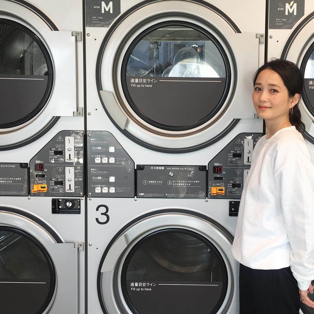北澤 宏美さんのインスタグラム写真 - (北澤 宏美Instagram)「- コインランドリーと記念写真撮るの初めて🥴 久しぶりの東北沢駅！少し歩いたところに お洒落なランドリースペースができたよ🕊 ・ レセプションに行ってきたのだけど それはそれは素敵な空間で おいしいパンやコーヒーも飲めるし🥯🥖☕️ クリーニングも頼める  わたしが思っていた薄暗くて 独特な香り♨️のイメージとはかけ離れており 女性ひとりでも不安なく ゆっくりできるカフェのような気分 洗濯している微妙な時間も 苦じゃなく待っていられるよ （一旦帰るの苦手なひと） ・ 使っている洗剤柔軟剤もとても良い香りで ほのかに香る天然ラベンダーとユーカリが 洗濯物からふわっと心地よく タオルは使う前より柔らかくふっかふかになっていて 毎日ここで洗濯したいなと思ったよ🕊 ・ 靴専用洗濯機もあったし ここの近所の方がうらやましい 他の店舗もどんな感じかみてみたいな💜 ・ ・ #balukolaundryplace#pr#バルコランドリープレイス #クロスロードベーカリー #ソーシャルランドリー #東北沢」4月9日 21時00分 - romihy58