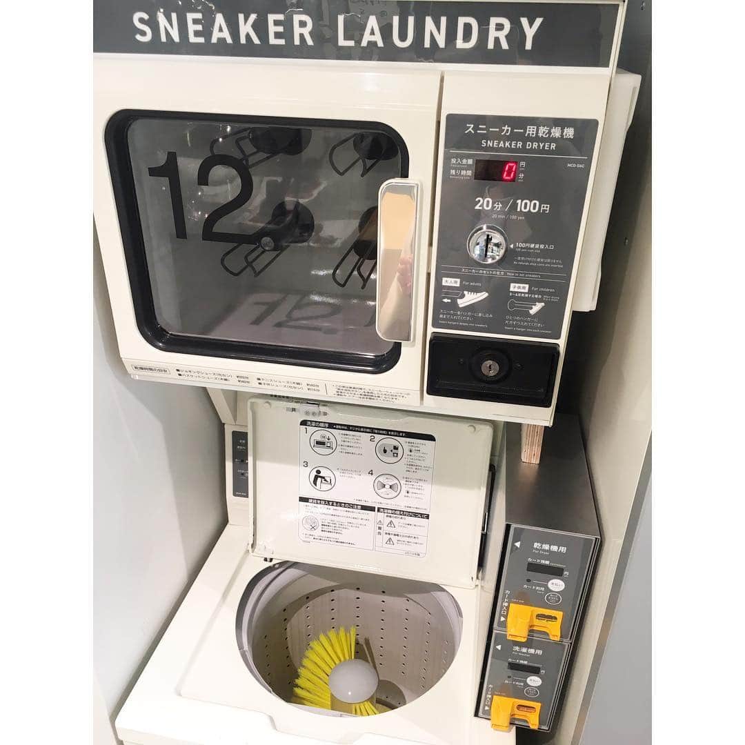 北澤 宏美さんのインスタグラム写真 - (北澤 宏美Instagram)「- コインランドリーと記念写真撮るの初めて🥴 久しぶりの東北沢駅！少し歩いたところに お洒落なランドリースペースができたよ🕊 ・ レセプションに行ってきたのだけど それはそれは素敵な空間で おいしいパンやコーヒーも飲めるし🥯🥖☕️ クリーニングも頼める  わたしが思っていた薄暗くて 独特な香り♨️のイメージとはかけ離れており 女性ひとりでも不安なく ゆっくりできるカフェのような気分 洗濯している微妙な時間も 苦じゃなく待っていられるよ （一旦帰るの苦手なひと） ・ 使っている洗剤柔軟剤もとても良い香りで ほのかに香る天然ラベンダーとユーカリが 洗濯物からふわっと心地よく タオルは使う前より柔らかくふっかふかになっていて 毎日ここで洗濯したいなと思ったよ🕊 ・ 靴専用洗濯機もあったし ここの近所の方がうらやましい 他の店舗もどんな感じかみてみたいな💜 ・ ・ #balukolaundryplace#pr#バルコランドリープレイス #クロスロードベーカリー #ソーシャルランドリー #東北沢」4月9日 21時00分 - romihy58