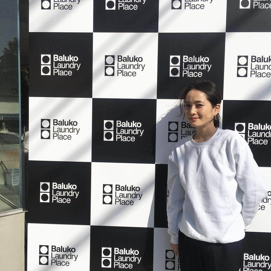 北澤 宏美さんのインスタグラム写真 - (北澤 宏美Instagram)「- コインランドリーと記念写真撮るの初めて🥴 久しぶりの東北沢駅！少し歩いたところに お洒落なランドリースペースができたよ🕊 ・ レセプションに行ってきたのだけど それはそれは素敵な空間で おいしいパンやコーヒーも飲めるし🥯🥖☕️ クリーニングも頼める  わたしが思っていた薄暗くて 独特な香り♨️のイメージとはかけ離れており 女性ひとりでも不安なく ゆっくりできるカフェのような気分 洗濯している微妙な時間も 苦じゃなく待っていられるよ （一旦帰るの苦手なひと） ・ 使っている洗剤柔軟剤もとても良い香りで ほのかに香る天然ラベンダーとユーカリが 洗濯物からふわっと心地よく タオルは使う前より柔らかくふっかふかになっていて 毎日ここで洗濯したいなと思ったよ🕊 ・ 靴専用洗濯機もあったし ここの近所の方がうらやましい 他の店舗もどんな感じかみてみたいな💜 ・ ・ #balukolaundryplace#pr#バルコランドリープレイス #クロスロードベーカリー #ソーシャルランドリー #東北沢」4月9日 21時00分 - romihy58