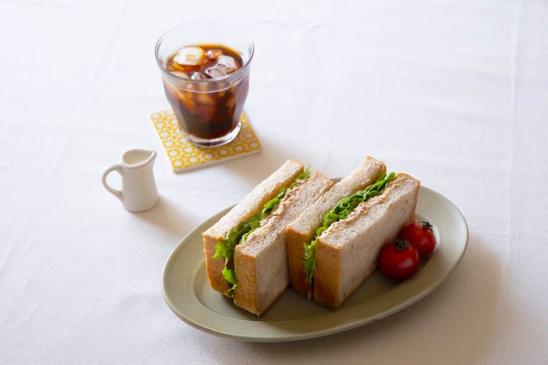 Komerco-コメルコ-さんのインスタグラム写真 - (Komerco-コメルコ-Instagram)「. #かもめ屋 の無添加ツナ缶で作る、ヘルシーツナサンド。 素材そのままの旨みが広がります✨ . 料理が楽しくなる読み物 #コメルコバナシ 最新記事では、子どもから大人まで安心して食べられる #かもめ屋 のツナ缶をご紹介しています。 このツナ缶を生み出したのはひとりの女性。ツナフレークが好きなご主人に「無添加でおいしいものを食べさせてあげたい」という想いからスタートしたのだとか👀 . 国産野菜を凝縮させた野菜スープとマグロの旨味がつまった、贅沢なツナ缶です。 水煮と油漬、どちらも味わえるギフトも出品されているので、食通の方への手土産にもおすすめですよ😳 . ------------------------------- . かもめ屋 / かもめ屋のライトツナフレーク水煮 . ▷コメルコバナシは、Komercoアプリのホーム画面でご紹介している読みもの。クリエイターや作品の魅力を紹介し、モノからはじまる料理の楽しさと可能性を提案しています。 . ▷iOS版Appダウンロードはプロフィールリンクから📲 @komerco_official.」4月9日 21時01分 - komerco_official