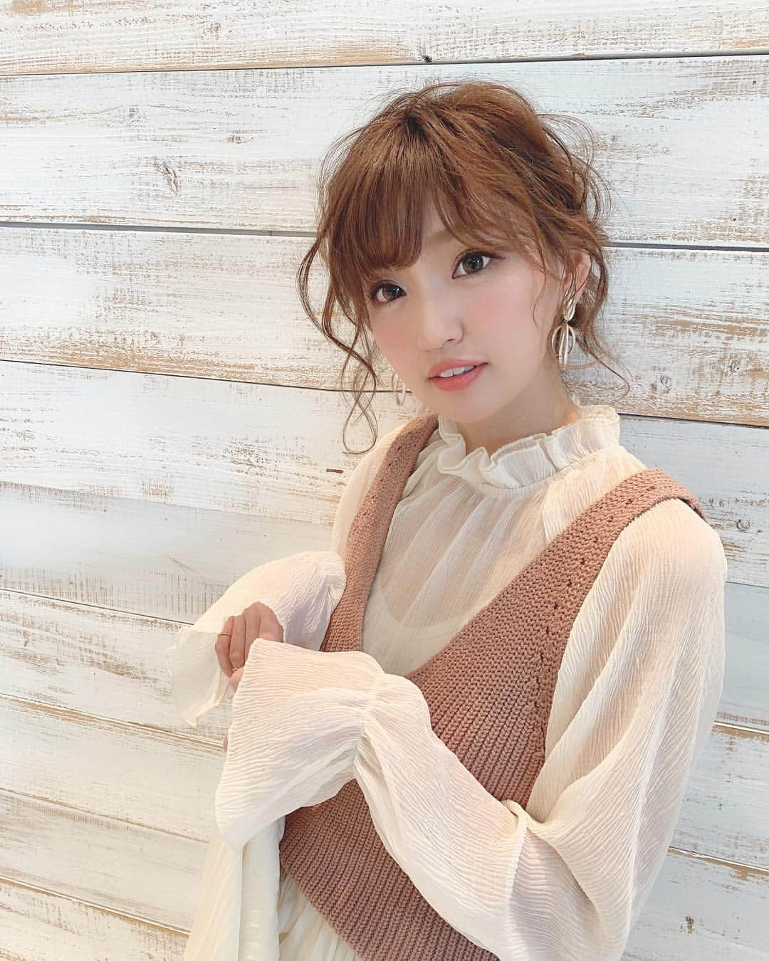 いっちゃん/嶋津 いつみさんのインスタグラム写真 - (いっちゃん/嶋津 いつみInstagram)「. . . 昨日まで暖かかったのに なんか今日また寒くない？🙄💦 . . . そーゆーのやめて欲しい😡!!ww だいたい！ 寒いのに花粉飛んでる、ってどういうこと?!?!💨💨💨 . . せめてどっちかにすべき!!ww . . . . . . そんなわけでコーデは完全に春🌸 . . 首元と袖のフリルがかわいいブラウスは @u_dresser  の❤️ . 合わせやすくてよく着てるー☺️✨ . . . ニットベストは @etretokyo . スカートは @ungrid_official . . . . . .  #関西  #関西サロモ  #サロンモデル #サロモ #いっちゃん  #フリーモデル #関西モデル  #あざといっちゃん #かわいっちゃん #ブライダルモデル #アレンジモデル #ヘアカラー  #ヘアアレンジ #撮影依頼受付中 . . . . . . . . . 4月、5月のお仕事依頼受付中です🧚🏻‍♀️💜 . DMにてお気軽にお問い合わせ下さい🙏🏻」4月9日 21時01分 - istumiiiru