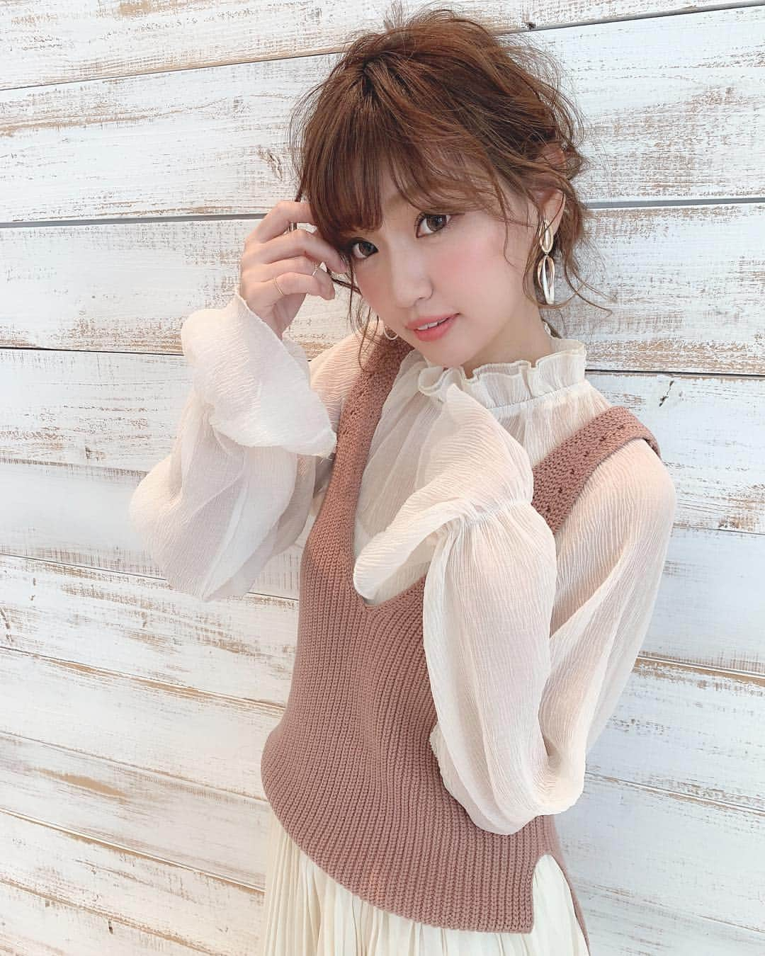 いっちゃん/嶋津 いつみさんのインスタグラム写真 - (いっちゃん/嶋津 いつみInstagram)「. . . 昨日まで暖かかったのに なんか今日また寒くない？🙄💦 . . . そーゆーのやめて欲しい😡!!ww だいたい！ 寒いのに花粉飛んでる、ってどういうこと?!?!💨💨💨 . . せめてどっちかにすべき!!ww . . . . . . そんなわけでコーデは完全に春🌸 . . 首元と袖のフリルがかわいいブラウスは @u_dresser  の❤️ . 合わせやすくてよく着てるー☺️✨ . . . ニットベストは @etretokyo . スカートは @ungrid_official . . . . . .  #関西  #関西サロモ  #サロンモデル #サロモ #いっちゃん  #フリーモデル #関西モデル  #あざといっちゃん #かわいっちゃん #ブライダルモデル #アレンジモデル #ヘアカラー  #ヘアアレンジ #撮影依頼受付中 . . . . . . . . . 4月、5月のお仕事依頼受付中です🧚🏻‍♀️💜 . DMにてお気軽にお問い合わせ下さい🙏🏻」4月9日 21時01分 - istumiiiru