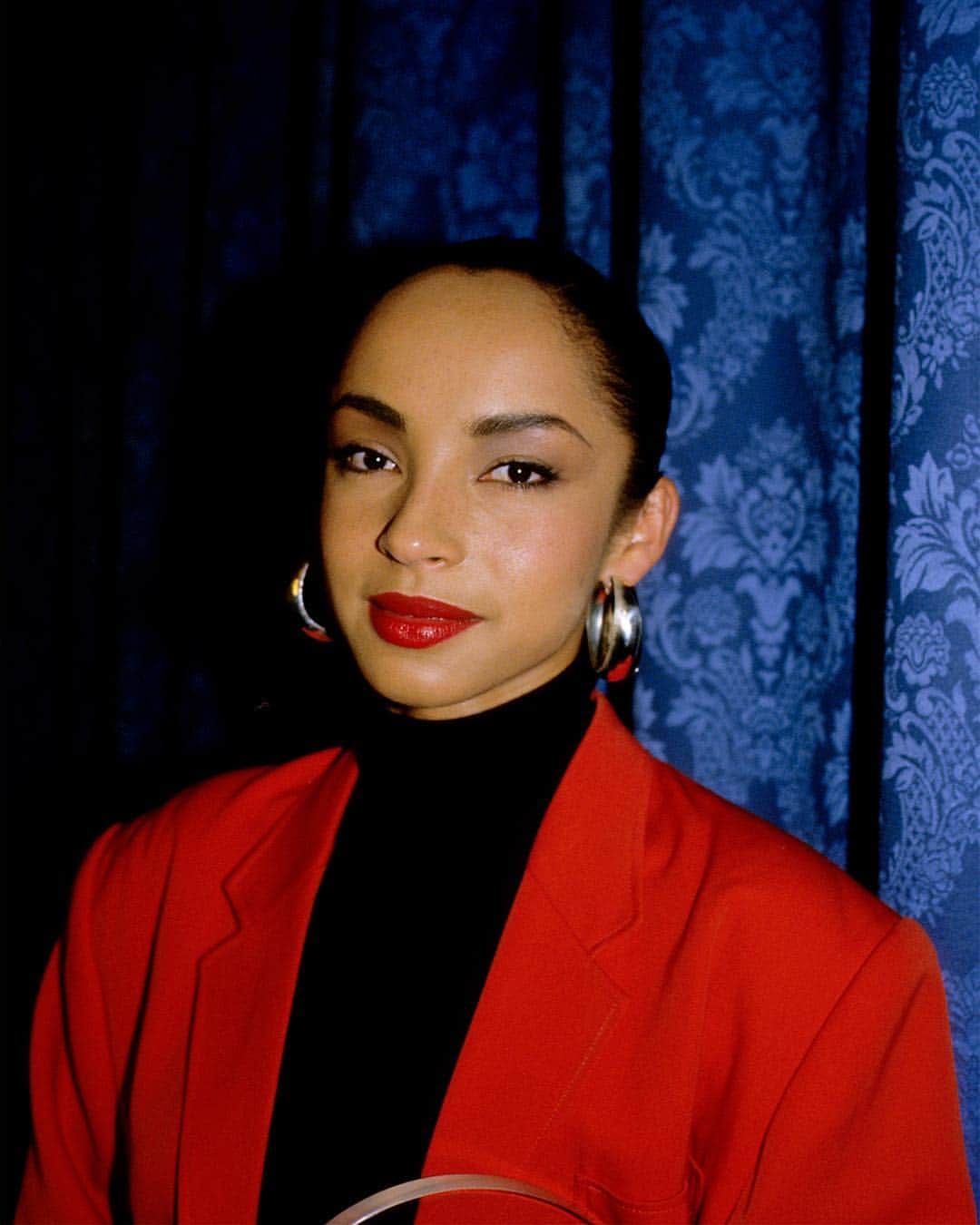 GQさんのインスタグラム写真 - (GQInstagram)「#YourMorningShot, Sade: "I don’t really like the fashion industry, to be honest with you. I don’t like the way it works, the way buyers have so much power over everything—who’s their darling this week and so forth. I think it’s far more cutthroat than the music business. I find it a bit distasteful and have never really been part of that... I don’t like fashion, but I do like clothes." #sade」4月9日 21時02分 - gq