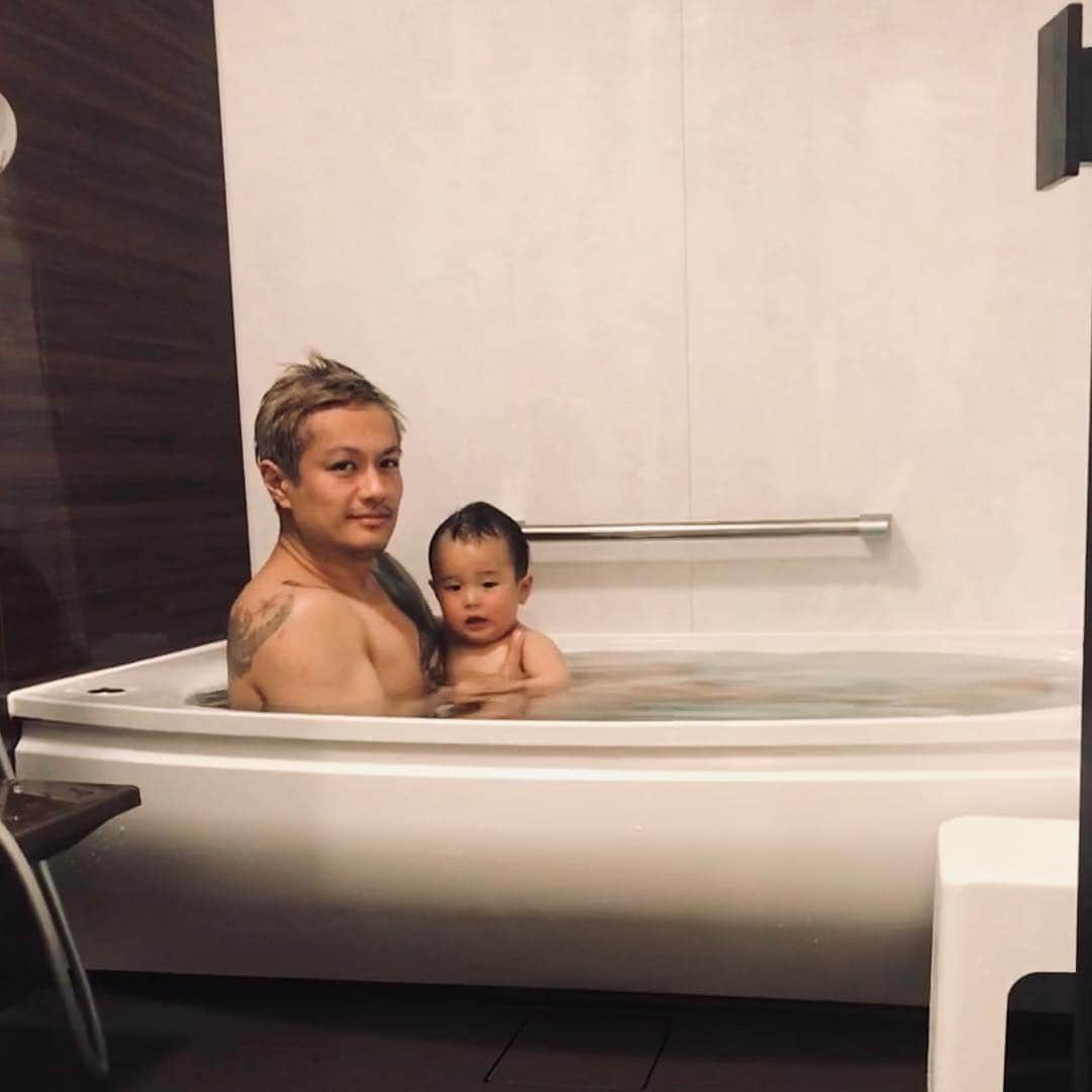 押尾学さんのインスタグラム写真 - (押尾学Instagram)「👨‍👦💫💫💫 #fatherandson #bathtime #goodnight」4月9日 21時14分 - manabuoshio_official