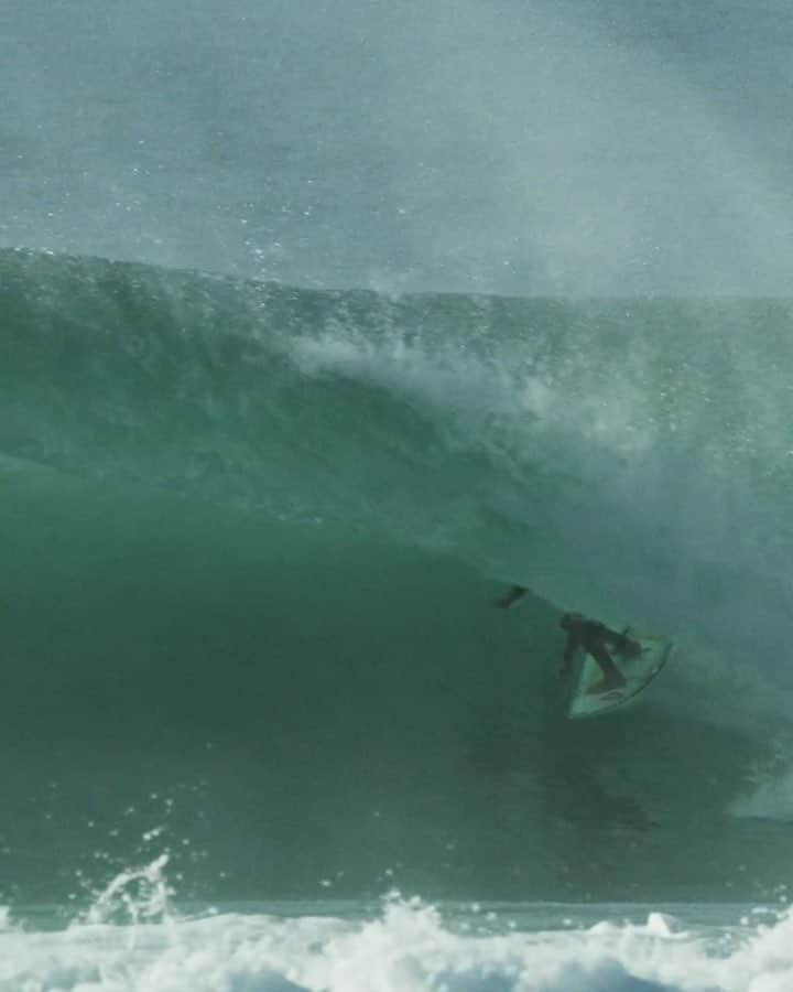 のインスタグラム：「@filipetoledo 🤯 staying busy ahead of the #RipCurlPro #BellsBeach! Video by @baronisfilms」