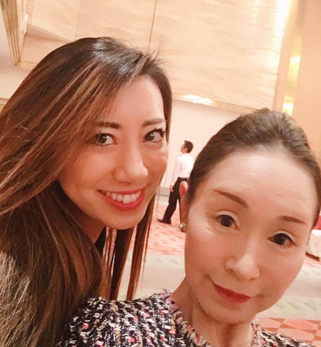 安井友梨さんのインスタグラム写真 - (安井友梨Instagram)「今日のブログは「心を寄り添わせる心遣い」 続きは今日のブログをご覧下さい！！！ 週末は、、、 いつも大変お世話になっている方々の盛大な50周年記念パーティーへお招きいただきました。  全ての皆さんに、心遣いをされる社長、専務のお姿を間近で。。 一流の方の一挙手一投足を、側で見ることで、本物の「心遣い」を今回知ることができました。  従業員の皆さんの事を、なによりも大切にされ、縁あって入社された社員の皆様やその家族の皆様のために一生懸命尽くされている姿を目の当たりに致しました。  愛が溢れたこのような素晴らしい式典に参加させて頂く事が出来たこと、大変光栄で、ただただ感動。  減量中のため、アスリート会席料理を特別にご用意くださりました😭減量中の私が一番沢山食べていて驚かれたのは内緒🤫🤫 そんな本物の「心温まる心遣い」にふれた週末でした😭😭😭 本当にありがとうございました。  #ボディビル  #減量  #ビキニフィットネス #ダイエット #花水木 #心遣い」4月9日 21時09分 - yuri.yasui.98