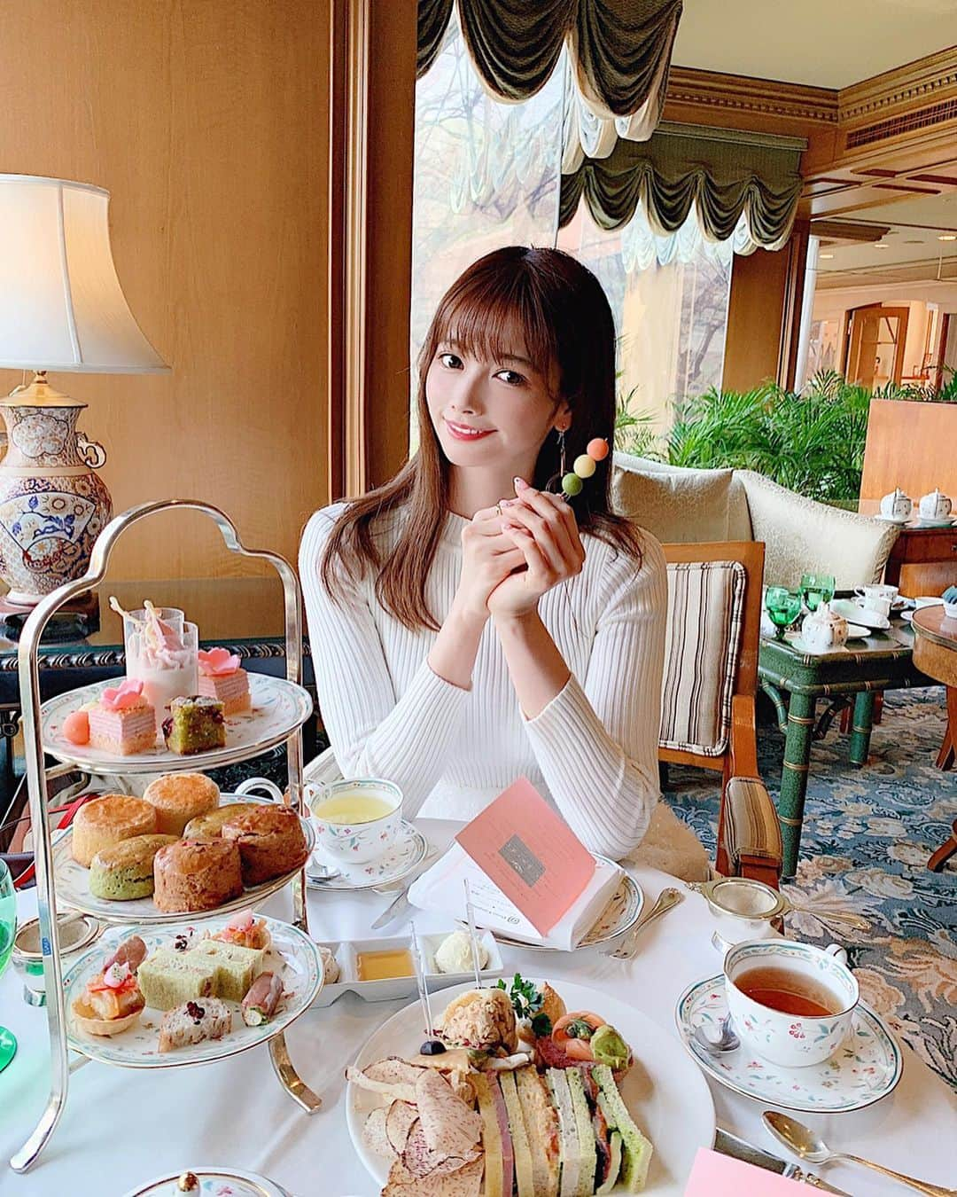 得あゆさんのインスタグラム写真 - (得あゆInstagram)「ちょっと前の🥰👉🏻 桜アフタヌーンティー🌸 椿山荘です❤️ とても素敵すぎてまた桜の季節に来たい🌸 @hotelchinzansotokyo_official ・ ・ ・ ・ ・ ・ ・ ・ #椿山荘#sakura_hct#ホテル#庭#コーディネート#アフタヌーンティー#ランチ#お昼ごはん#スイーツ#デザート#おやつ#ダイエット#可愛い#ピンク#春#散歩#さくら#桜#デート#カフェ#カフェ巡り#ワンピース#インスタ映え#カメラ女子#hotel#afternoontea#pink#onepiece#photoshoot#japanesegirl」4月9日 21時12分 - tokuayu819