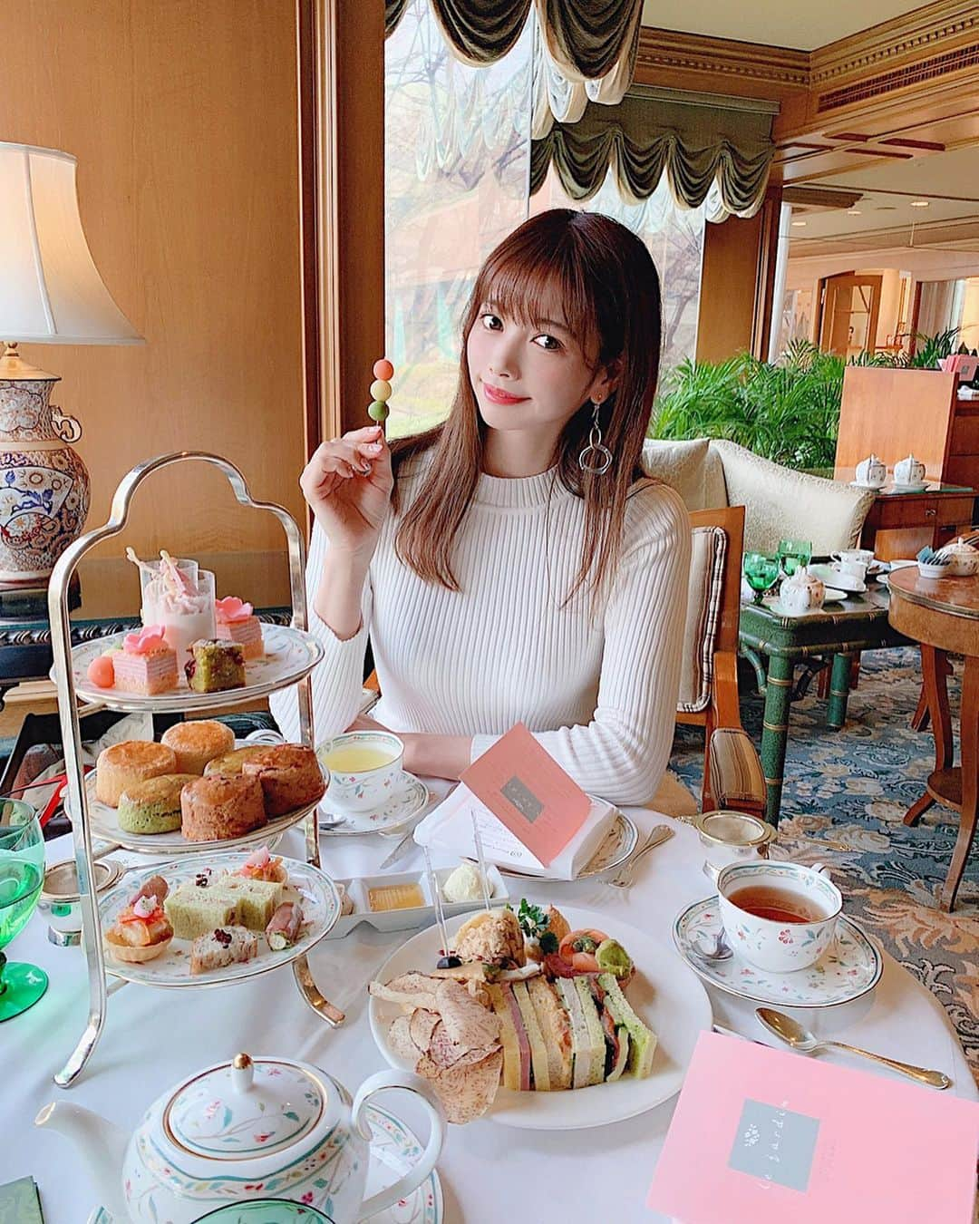 得あゆさんのインスタグラム写真 - (得あゆInstagram)「ちょっと前の🥰👉🏻 桜アフタヌーンティー🌸 椿山荘です❤️ とても素敵すぎてまた桜の季節に来たい🌸 @hotelchinzansotokyo_official ・ ・ ・ ・ ・ ・ ・ ・ #椿山荘#sakura_hct#ホテル#庭#コーディネート#アフタヌーンティー#ランチ#お昼ごはん#スイーツ#デザート#おやつ#ダイエット#可愛い#ピンク#春#散歩#さくら#桜#デート#カフェ#カフェ巡り#ワンピース#インスタ映え#カメラ女子#hotel#afternoontea#pink#onepiece#photoshoot#japanesegirl」4月9日 21時12分 - tokuayu819