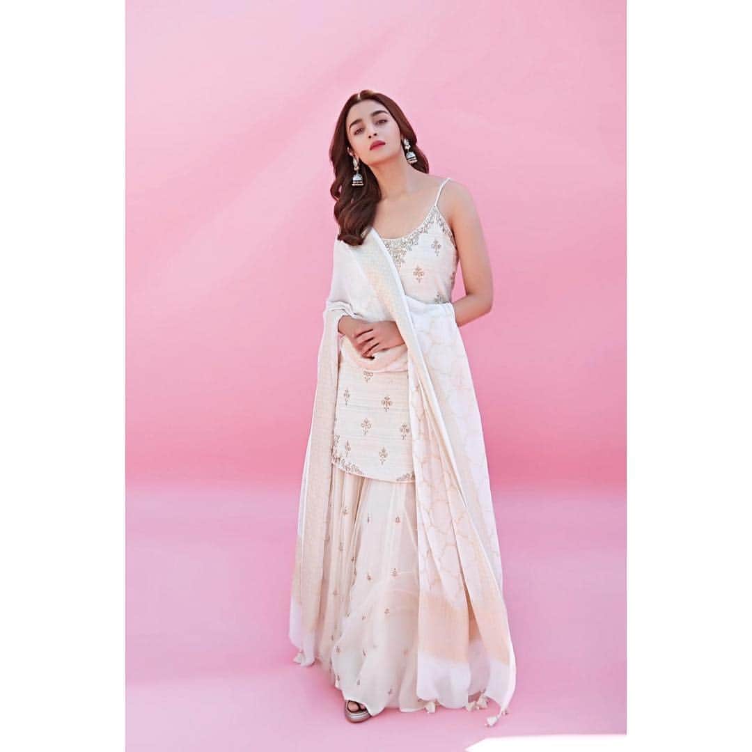 アリア・バットさんのインスタグラム写真 - (アリア・バットInstagram)「👛」4月9日 21時23分 - aliaabhatt