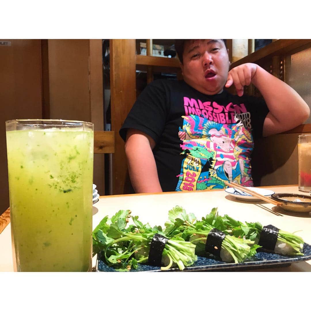 吉竹史さんのインスタグラム写真 - (吉竹史Instagram)「『俺はプロのデブ』だ。と仰っていました。  食べてるのはセロリのお寿司で、飲んでるのはゴーヤの酎ハイ。  プロだ✨✨ さすが、プロ✨ 🤣🤣🤣 ミサイルマンの西代さんにも久々に会えてめっっっちゃ嬉しい〜⤴︎⤴︎⤴︎🎶 このお寿司屋さん、最強✨  #最強だからお店は秘密 #このゴーヤの酎ハイなに？ #美味しすぎ」4月9日 21時16分 - fumi_yoshitake