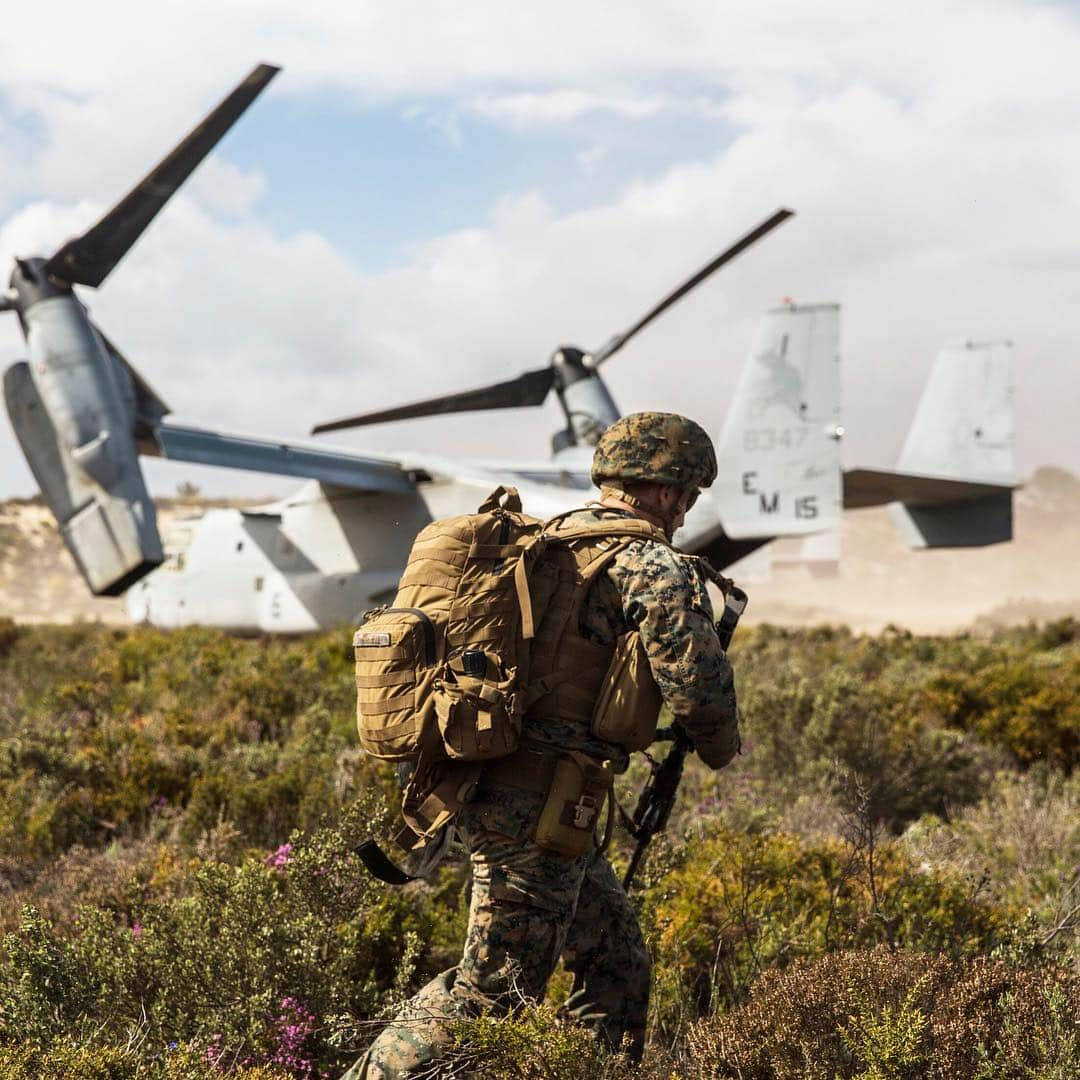 アメリカ海兵隊さんのインスタグラム写真 - (アメリカ海兵隊Instagram)「Hit the Ground Running  A Marine with Special Purpose Marine Air-Ground Task Force-Crisis Response-Africa 19.2, @usmcfea, extracts from the landing zone on an MV-22B Osprey during a Tactical Recovery of Aircraft and Personnel exercise in Troia, Portugal, April 5, 2019. (U.S. Marine Corps photo by Cpl. Margaret Gale)  #USMC #Marines #MarineLife #Marine #MarineCorps #Military #Training #Yut  #Aviation #Run #MarineAviation #Exercise #Portugal #InTheField #FieldLife #Moto #Motivation #Rah #Yut #SemperFi」4月9日 21時17分 - marines