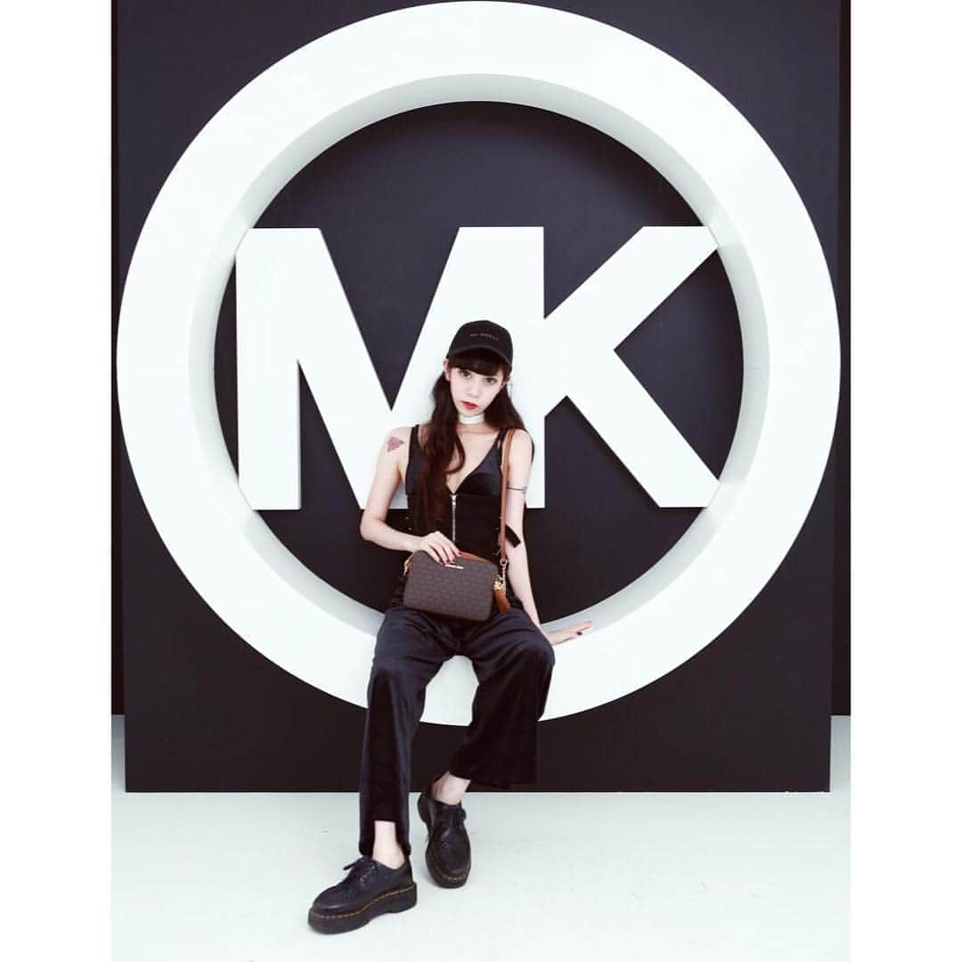 中川ジュリアのインスタグラム：「MICHAELKORSの新バッグ"マンハッタン"のlaunch party🌹  色んなシーンで使いやすそうなバッグがどれも可愛かった！ #MICHAELKORS 　#MK×本田翼」