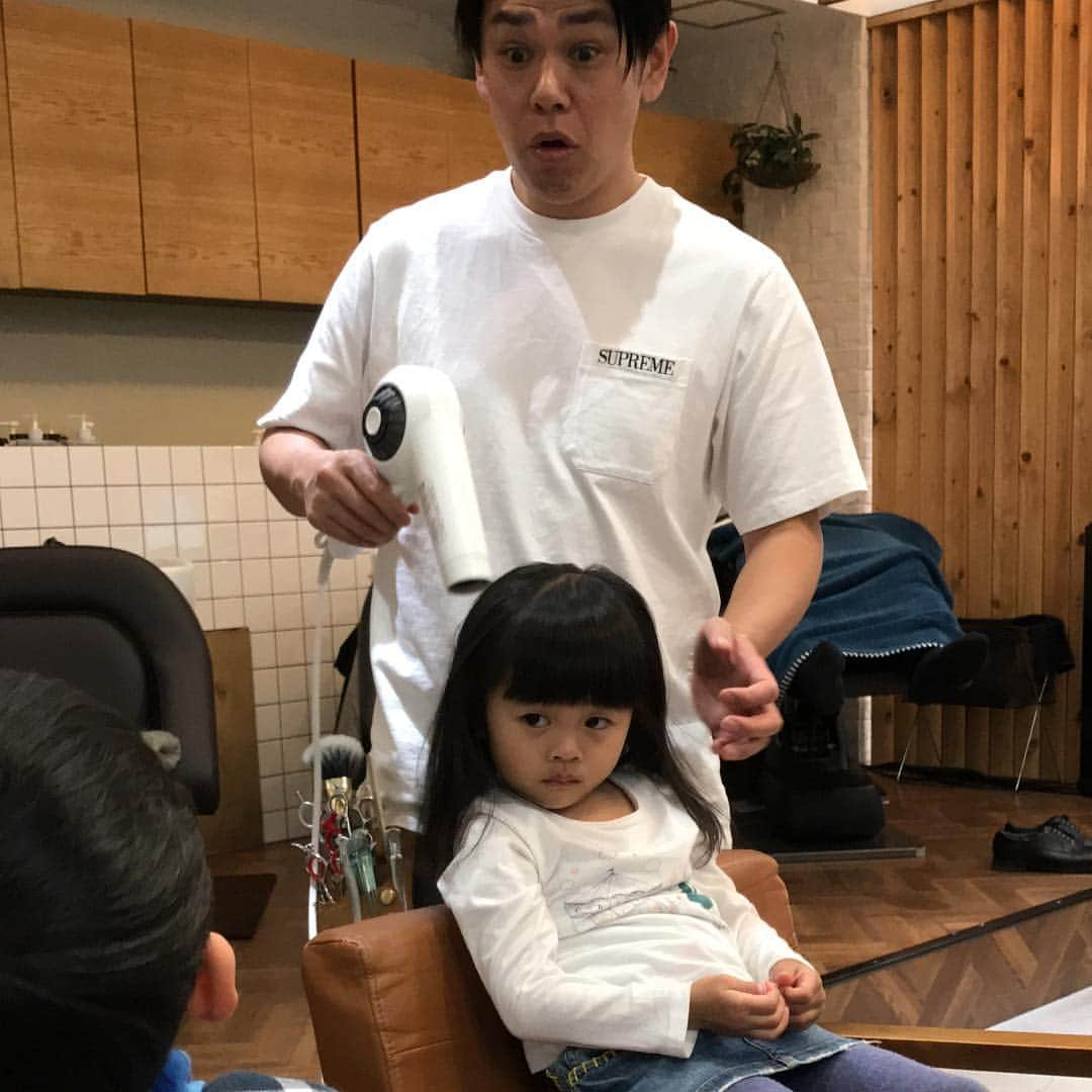 ロッシーさんのインスタグラム写真 - (ロッシーInstagram)「先日、年長になる息子と年少になるむ娘の #始業式  #入学式 の準備で、 #ニコニコカットの日 #表参道 の #Gratii へ 今回も3人で！ 娘 は、幼稚園からの髪をのばしたいので、 ブローのみ！ 息子 も少し長めの、 #年長さんカット だね！ 大更さんスタッフの皆さんいつもありがとう！ バッチリ始業式、入学式迎えますね！  で、今日は、 明日から入学式で、幼稚園の娘と、嫁と、3人で、最後の平日3人だけのデート！ #池袋の、 #シャンシャイン水族館 にいき、 娘の初 #プラネタリウム  #満天 に行き、ご飯してと、3人だけのデートを満喫しましたよ！ 明日から、 #幼稚園！頑張ってね！  で、  #去年の今日 の #会話メモ #1日の会話の中で心に残った会話や発言や文字をメモして文字にし発表！ #挿絵 あり #ロシ文字 #ロシ写真 #野性爆弾 #ロッシー #より。 2018年  4月8日  始業式の日  今日から年中さんの息子。の朝。  息子「パパ！今日は、なんの日でしょか？」 僕「年中さんの日！」 息子「せいかーい！」 家にて、  今日から年中さんの息子。とても誇らしげに、嬉しそう！可愛いね！  #年中 さん #嬉しそう #誇らしげ #可愛いね！  #息子 当時 4歳5ヶ月 #娘 当時 2歳10ヶ月」4月9日 21時19分 - yaseibakudan_rossy