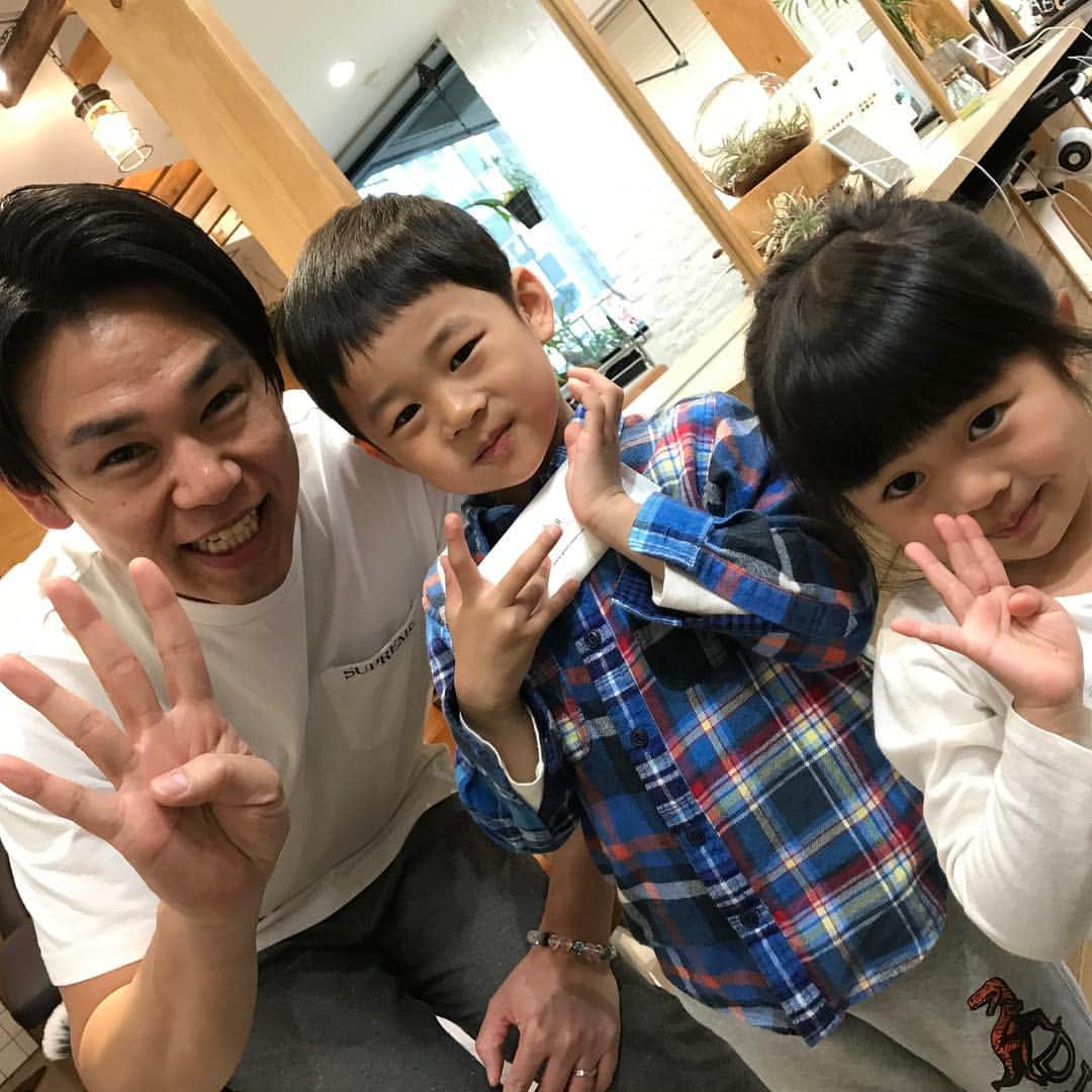 ロッシーさんのインスタグラム写真 - (ロッシーInstagram)「先日、年長になる息子と年少になるむ娘の #始業式  #入学式 の準備で、 #ニコニコカットの日 #表参道 の #Gratii へ 今回も3人で！ 娘 は、幼稚園からの髪をのばしたいので、 ブローのみ！ 息子 も少し長めの、 #年長さんカット だね！ 大更さんスタッフの皆さんいつもありがとう！ バッチリ始業式、入学式迎えますね！  で、今日は、 明日から入学式で、幼稚園の娘と、嫁と、3人で、最後の平日3人だけのデート！ #池袋の、 #シャンシャイン水族館 にいき、 娘の初 #プラネタリウム  #満天 に行き、ご飯してと、3人だけのデートを満喫しましたよ！ 明日から、 #幼稚園！頑張ってね！  で、  #去年の今日 の #会話メモ #1日の会話の中で心に残った会話や発言や文字をメモして文字にし発表！ #挿絵 あり #ロシ文字 #ロシ写真 #野性爆弾 #ロッシー #より。 2018年  4月8日  始業式の日  今日から年中さんの息子。の朝。  息子「パパ！今日は、なんの日でしょか？」 僕「年中さんの日！」 息子「せいかーい！」 家にて、  今日から年中さんの息子。とても誇らしげに、嬉しそう！可愛いね！  #年中 さん #嬉しそう #誇らしげ #可愛いね！  #息子 当時 4歳5ヶ月 #娘 当時 2歳10ヶ月」4月9日 21時19分 - yaseibakudan_rossy