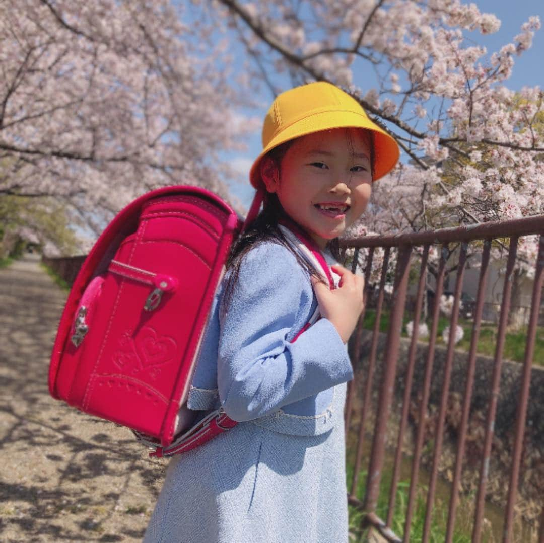 佐野俊輔さんのインスタグラム写真 - (佐野俊輔Instagram)「無事に一年生になりました。 私の1番目の娘として立派に成長している。 母…お友達…僕の仲間たち…そして、キッズのみんなに育ててもらって…父は涙が出るよ。 僕の子になってくれてありがとう！！ 俺は君が可愛くて可愛くてたまらない！！ 学校生活でたくさん笑ってたくさん走り回って、沢山悩んでください。 人が困っていたら助けてあげて、自分が困ったら誰かに助けてもらえるようになってください。  俺は君が可愛くて可愛くてたまらない！！！ 何かあれば全力で守りに行きます！！ 全力で人の為に動ける人になってください！！ 俺は君が可愛くて可愛くてたまらない！！ だから…  彼氏が出来たら、まずはお友達やキッズの子に 「この彼なら父に許しを得れるか」を  相談してください。  最愛なる娘へ  2019/04/09  #入学式 #生徒が多い #ピカピカ #友達100人できるかな #少なくてもいいよ #大切なお友達  #夢莉 #ゆめり #舞莉 #ひらり #未來 #みらい #夢舞う未來 #6歳 #4歳 #1歳 #三人兄弟 #子ども #ベイビー #こどものいる暮らし #親6年目 #ビール好き  #レジエボ #regievo」4月9日 21時20分 - shunsuke_sano_