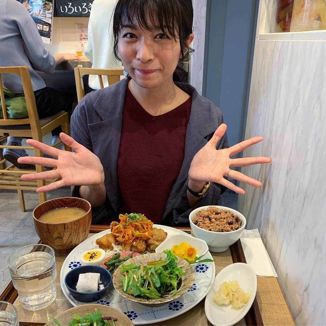 三倉茉奈さんのインスタグラム写真 - (三倉茉奈Instagram)「舞台観劇前に関さんとランチ。 発酵食のお店、身体に良さそうなメニューばかりで美味しかったぁ。特にお味噌汁！！唐揚げも発酵玄米も美味しかったなぁ。 #lunch #東京850pit #発酵食  #腸活 #お料理と関さん #さすが映えます #開運飯 #ボルサリーノ関さん」4月9日 21時28分 - mana_mikura_official