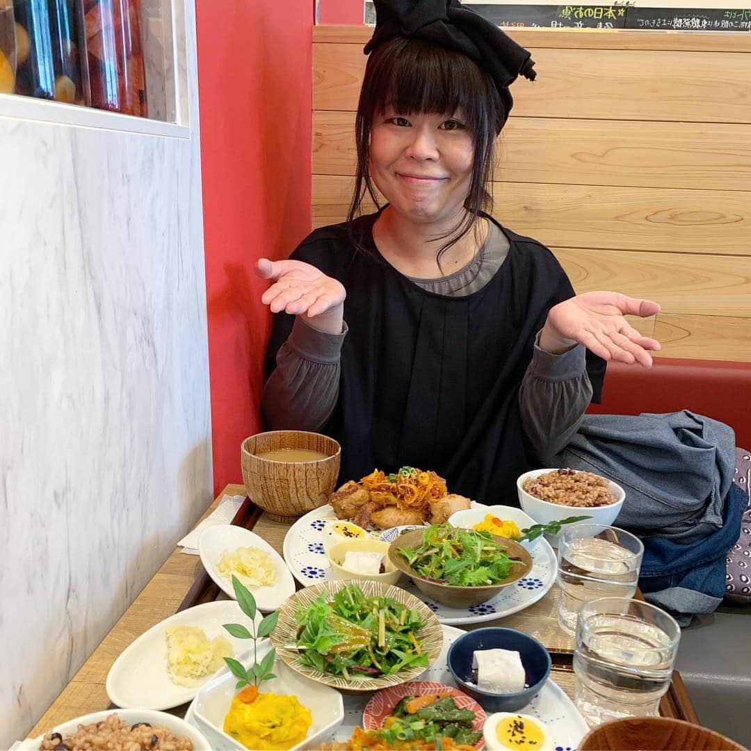 三倉茉奈さんのインスタグラム写真 - (三倉茉奈Instagram)「舞台観劇前に関さんとランチ。 発酵食のお店、身体に良さそうなメニューばかりで美味しかったぁ。特にお味噌汁！！唐揚げも発酵玄米も美味しかったなぁ。 #lunch #東京850pit #発酵食  #腸活 #お料理と関さん #さすが映えます #開運飯 #ボルサリーノ関さん」4月9日 21時28分 - mana_mikura_official