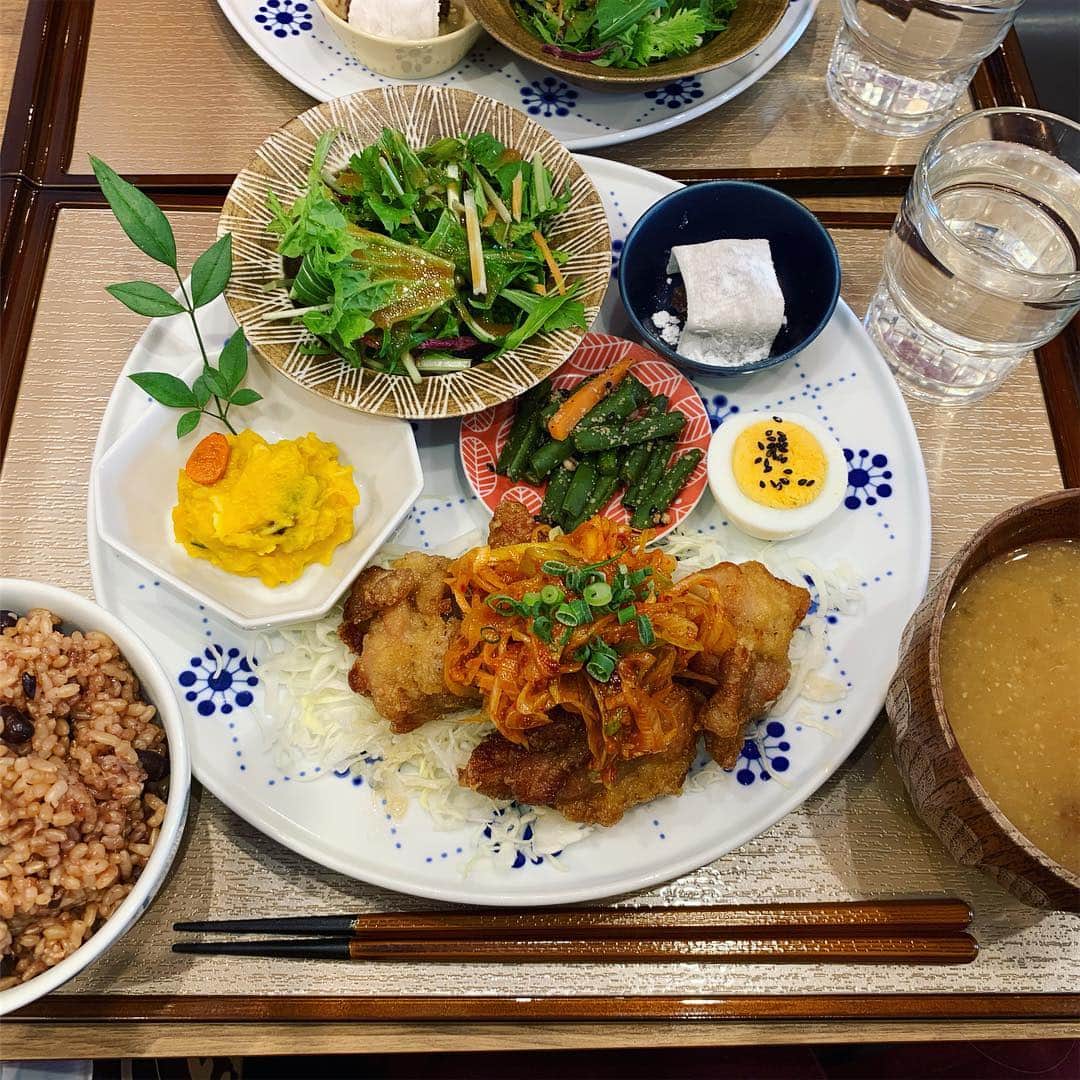 三倉茉奈さんのインスタグラム写真 - (三倉茉奈Instagram)「舞台観劇前に関さんとランチ。 発酵食のお店、身体に良さそうなメニューばかりで美味しかったぁ。特にお味噌汁！！唐揚げも発酵玄米も美味しかったなぁ。 #lunch #東京850pit #発酵食  #腸活 #お料理と関さん #さすが映えます #開運飯 #ボルサリーノ関さん」4月9日 21時28分 - mana_mikura_official