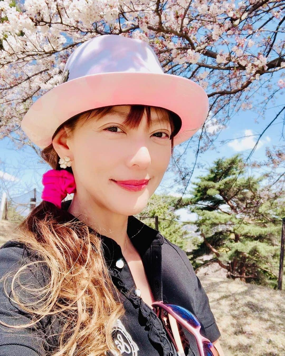 箕輪玖美さんのインスタグラム写真 - (箕輪玖美Instagram)「桜見納めゴルフ〜🌸🌸🌸 お天気最高✨ 桜も最高✨ 同伴メンバーも最高✨ スコアは…😅 今日も楽しい一日でした❤️ #ゴルフ大好き #ゴルフ女子 #ゴルフ好きと繋がりたい  #桜ヶ丘カントリークラブ  #ゴルフコーデ #マークアンドロナ  #ピンクコーデ #お花見 #桜満開 #楽しい #アラフィフモデル箕輪玖美  #モデル #happy  #golf #Tokyo」4月9日 21時30分 - kumi.111