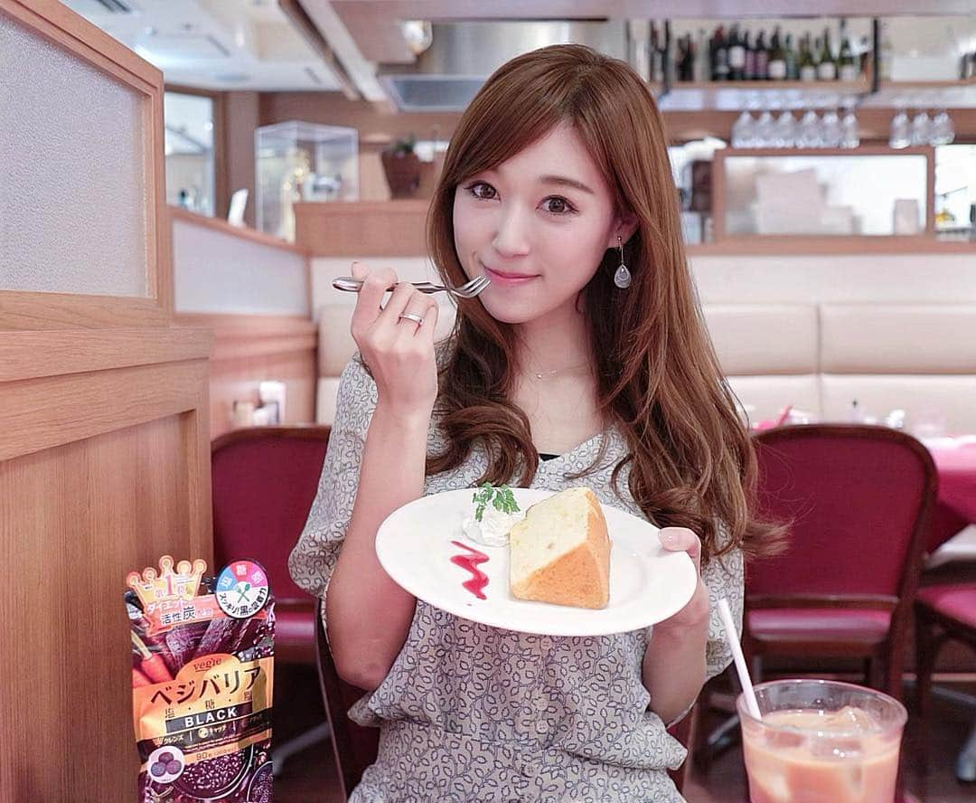 池田るりさんのインスタグラム写真 - (池田るりInstagram)「. ついつい外食で取り過ぎてしまいがちな「塩糖脂」 でも我慢せず好きなものを食べたいから、気になるときはベジバリアを飲んでいます😊 . スピルリナや鉄クロロフィリンなども配合されていて、これを飲みだしてから浮腫みが軽減したりお通じが良くなったり、お肌の調子まで良くなったりいいことだらけ♡ . . 新しく発売された、炭の力がプラスされたBLACKはデトックス効果が高いので夜に飲むのがおすすめみたい👀 こちらもお気に入り😊 . . #ベジバリア #塩糖脂 #ベジエ #スピルリナ #美容 #Vegie_PR」4月9日 21時34分 - ruri_ikeda