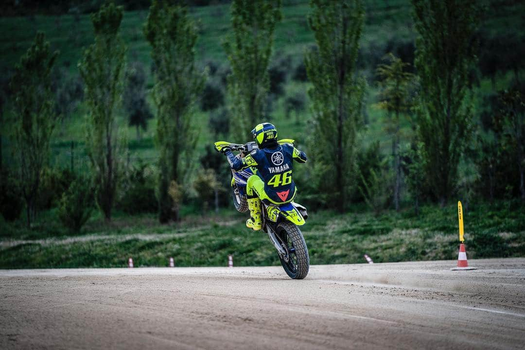 バレンティーノ・ロッシさんのインスタグラム写真 - (バレンティーノ・ロッシInstagram)「Allenamento al Ranch con la @vr46ridersacademyofficial  Pic2 @frankymorbido’s style Pic10 nuovo Record del MotoRanch 2.01.580 #ilranchpiúbellodisempre 📸 @camilss」4月9日 21時35分 - valeyellow46