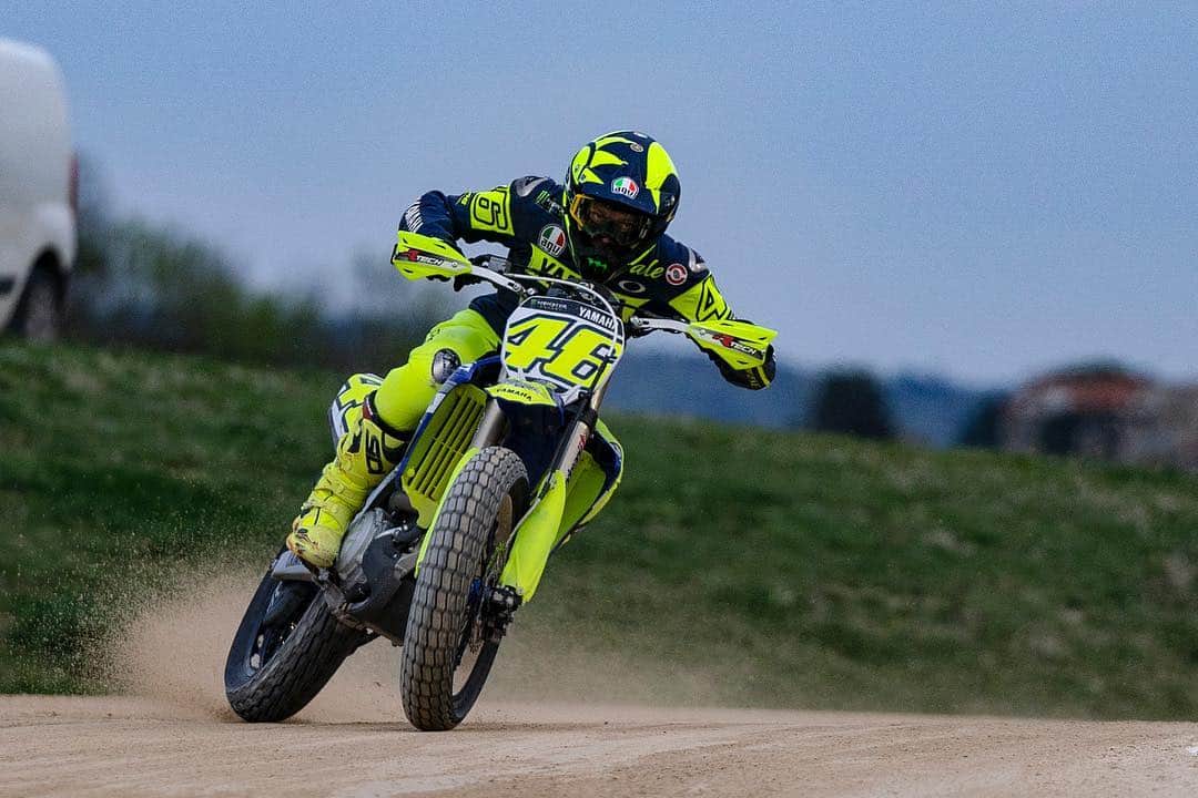 バレンティーノ・ロッシのインスタグラム：「Allenamento al Ranch con la @vr46ridersacademyofficial  Pic2 @frankymorbido’s style Pic10 nuovo Record del MotoRanch 2.01.580 #ilranchpiúbellodisempre 📸 @camilss」