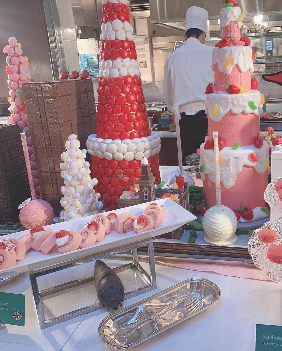 青木美沙子さんのインスタグラム写真 - (青木美沙子Instagram)「品川にあるストリングスホテル東京インターコンチネンタルさんのイチゴジラストロベリーディナーブュッフェ🍓に行きました！ イチゴとゴジラのmixが新しくて可愛かった❗️そして美味しかったです💓 甘いものだけではなく、ローストビーフや野菜やパスタもあり、大充実❗️美沙子は特にカレーがスパイシーで美味しかった💓  #ストリングスホテル東京インターコンチネンタル  #品川 #ストロベリーディナーブュッフェ #イチゴジラ」4月9日 21時39分 - misakoaoki
