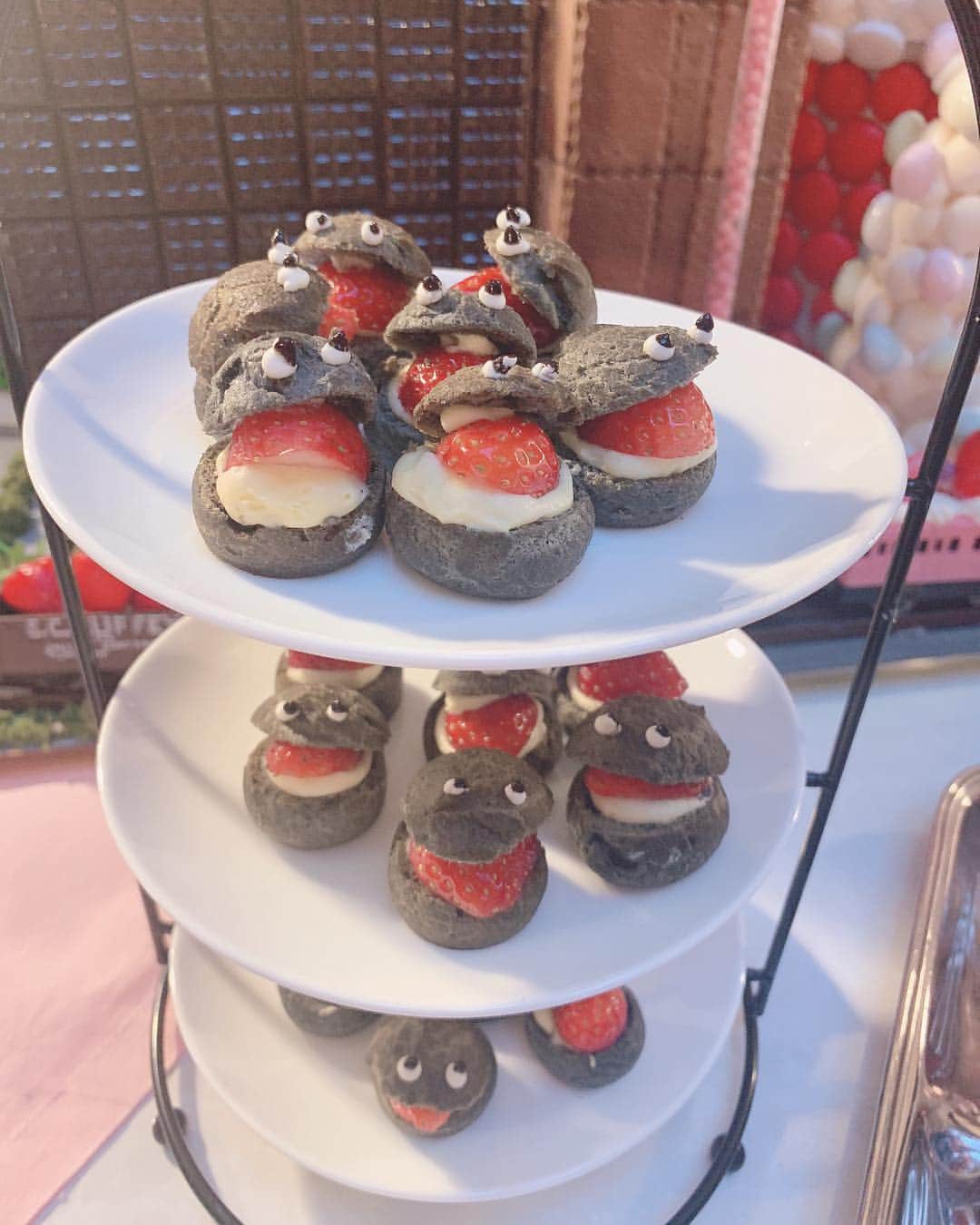青木美沙子さんのインスタグラム写真 - (青木美沙子Instagram)「品川にあるストリングスホテル東京インターコンチネンタルさんのイチゴジラストロベリーディナーブュッフェ🍓に行きました！ イチゴとゴジラのmixが新しくて可愛かった❗️そして美味しかったです💓 甘いものだけではなく、ローストビーフや野菜やパスタもあり、大充実❗️美沙子は特にカレーがスパイシーで美味しかった💓  #ストリングスホテル東京インターコンチネンタル  #品川 #ストロベリーディナーブュッフェ #イチゴジラ」4月9日 21時39分 - misakoaoki