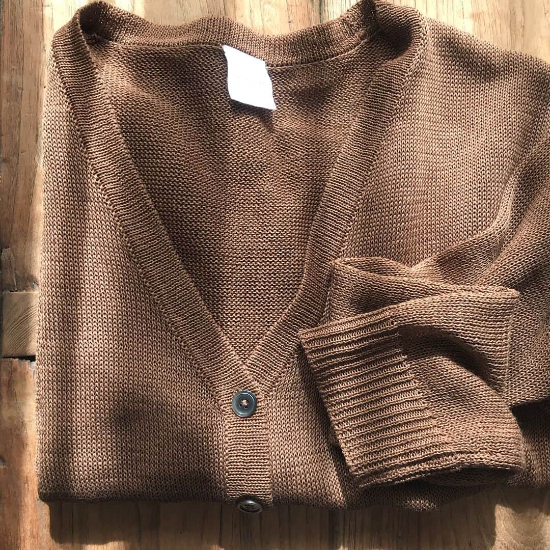 LEEさんのインスタグラム写真 - (LEEInstagram)「シャリっとドライな12closet の洗えるカーデ。 ・ 暑がりなので春から真夏までシャリシャリした素材感のドライニットが手放せません。シャリっとしている、シャリシャリしている、じゃりじゃりしている……なんと表現したら伝えられるでしょうか。肌離れ、風通しのよいドライタッチのニットです。 ・ こちらはLEEマルシェオリジナルブランドの12closet（トゥエルブクローゼット）の洗えるドライタッチカーディガン。真夏、初秋まで今から半年くらい着られそうです！ でも、今月号掲載の洗える切り替えVネックカーデも欲しいなー！と春物物色中。 ・ そして、本日から２週間、4/22まで【LEEマルシェ】のリアルショップが【横浜そごう】3Fシーガルコートにて期間限定オープン！  4/13にはスタイリスト福田麻琴さん、4/20には五明祐子さんのトークイベントも開催！ （S子） ・ #LEE編集部のお買い物 #LEEマルシェ #リーマルシェ #magazinelee #LEEweb #12closet #トゥエルブクローゼット #洗えるドライタッチカーディガン」4月9日 21時46分 - magazinelee