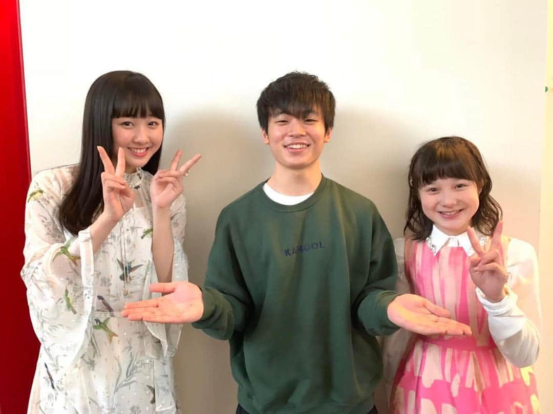 すしらーめん《りく》のインスタグラム：「笑って貰えて最高でした！ 望結ちゃん紗来ちゃん本当嬉しかったですありがとう！！！！ （P.S.写真の俺、す◯ざいまい感が凄まじいですが気にしないで下さい）  #しゃべくり007 #すしらーめんりく」