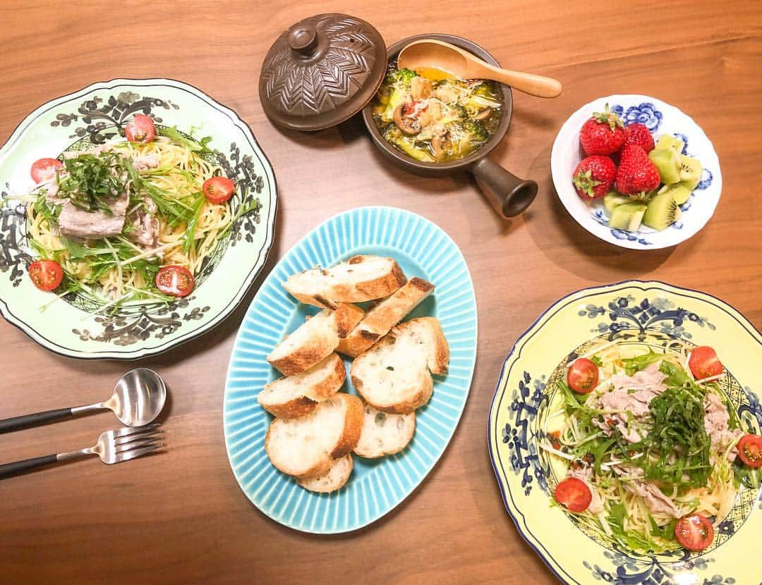 林弓束さんのインスタグラム写真 - (林弓束Instagram)「今夜の #ゆづ飯 ひとりごはんのつもりが ちゃんころぴーがきて ふたりごはん💓🌸 #冷しゃぶパスタ は、前にも載せました #ピエトロドレッシング  を使って冷製パスタに。 #アヒージョ は しらすと、プチトマト、マッシュルーム、ブロッコリーで。 デザートはいちごと、キウイ🍓🥝 美味しい美味しい言ってくれて幸せでございます。 ご馳走さまでした！」4月9日 21時47分 - hayashiyuzuka