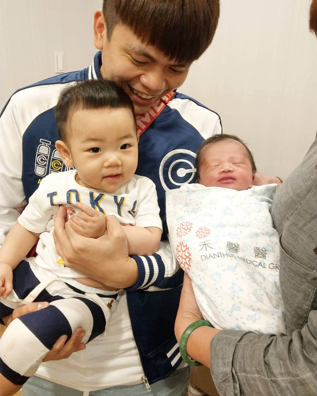 蔡阿嘎さんのインスタグラム写真 - (蔡阿嘎Instagram)「喔喔喔~我當姑丈了不是故障！蔡桃貴升格當貴哥了不是蔡哥！新成員李小龍報到！貴董有玩伴了😀😀😀 - @tsaigray2018 - #蔡阿嘎 #蔡桃貴 #李小龍 #恭喜二伯弟 #taiwan #youtuber #tsaigray2018 #看別人老婆生很興奮不緊張哈哈」4月9日 21時58分 - yga0721