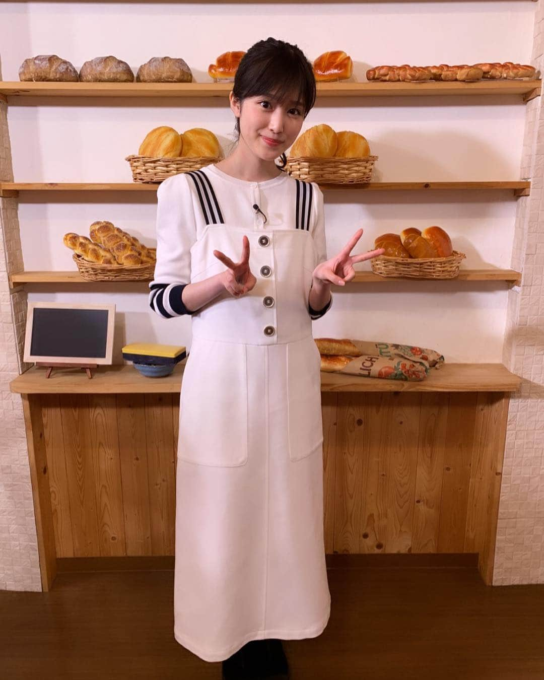 福本莉子さんのインスタグラム写真 - (福本莉子Instagram)「明日4月10日 19時放送の「水野真紀の魔法のレストラン」に出演させて頂きました！﻿ ﻿ 梅田、本町、心斎橋のパン激戦区大調査ということで、私は梅田エリアのパンを調査してきました！﻿ パン好きにはたまらない幸せなコーナーでした、、🍞﻿ ﻿ 写真は事務所の先輩である水野真紀さんと一緒に撮っていただきました！﻿ 関西圏にお住まいの方は是非見てください🙋🏻‍♀️🙋🏻‍♀️﻿」4月9日 21時56分 - riko_fukumoto_