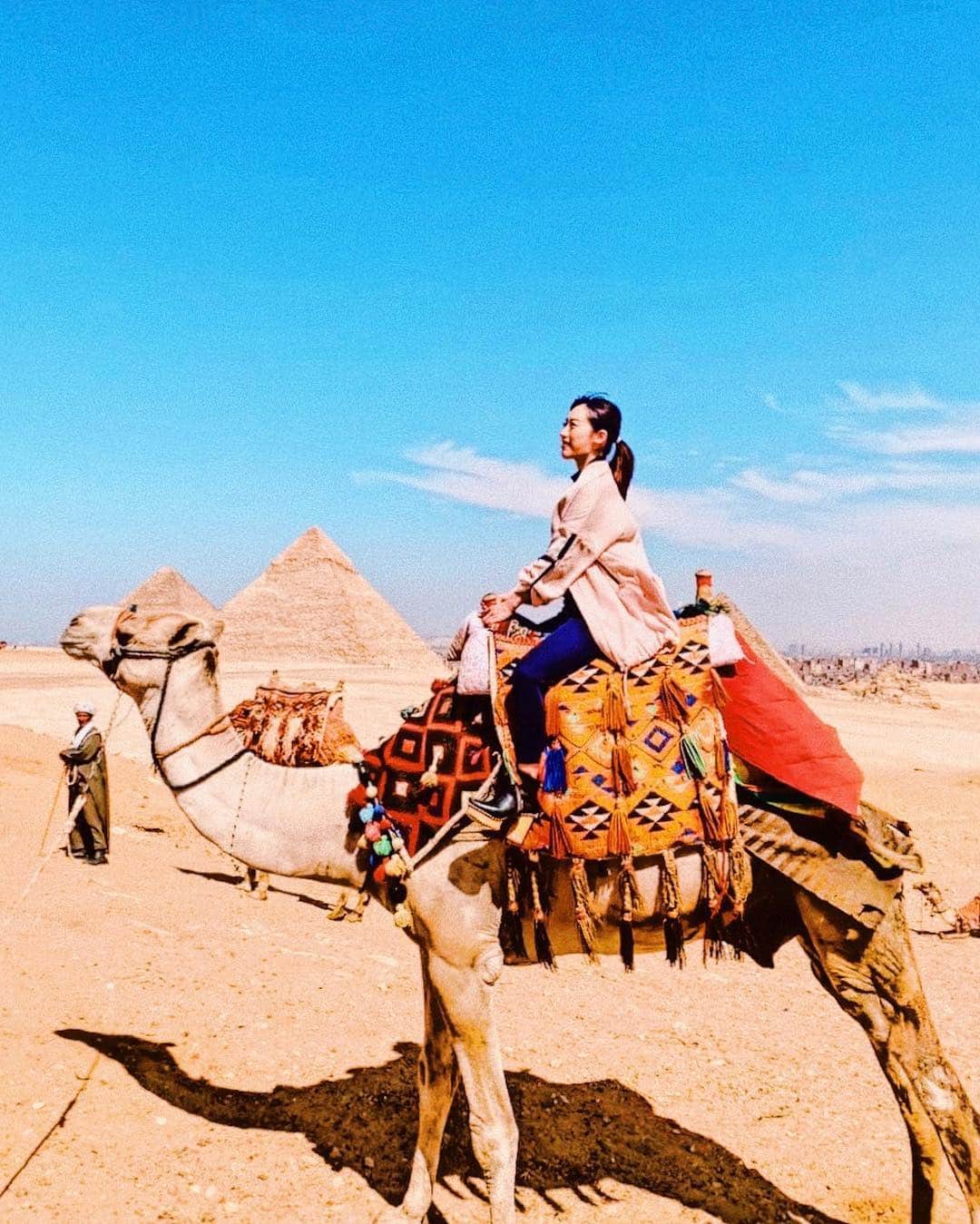 松林裕香さんのインスタグラム写真 - (松林裕香Instagram)「エジプトはカイロです🇪🇬 ラクダに乗って後ろにピラミッド...▲ 皆さんにとってエジプトって未知の国なのかなぁ？？🤔 . #yukajourneyy#旅#海外旅行#旅#女子旅#エジプト#カイロ#Egypt#Cairo#ピラミッド#絶景#秘境#平成旅#ブッキングドットコム#アフリカ #パケットパック海外オプション#エジプト#世界の空 @docomoppko_cp」4月9日 21時56分 - yukapiano_