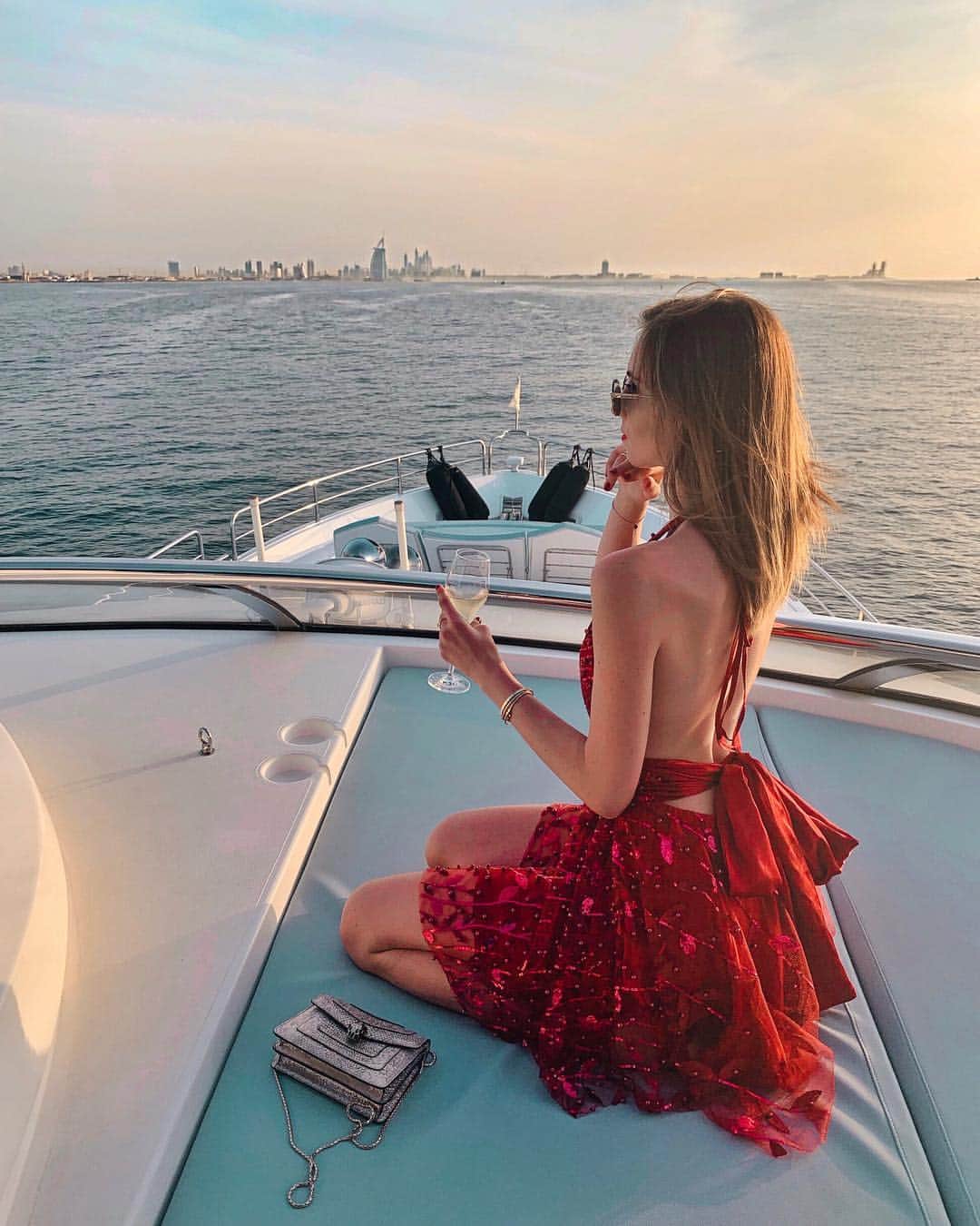 バーボラ・コディトヴァさんのインスタグラム写真 - (バーボラ・コディトヴァInstagram)「Cruising on the private @bulgarihotels yacht in #BulgariResortDubai was my favourite experience in Dubai ✨ #BulgariMemories」4月9日 22時06分 - fashioninmysoul