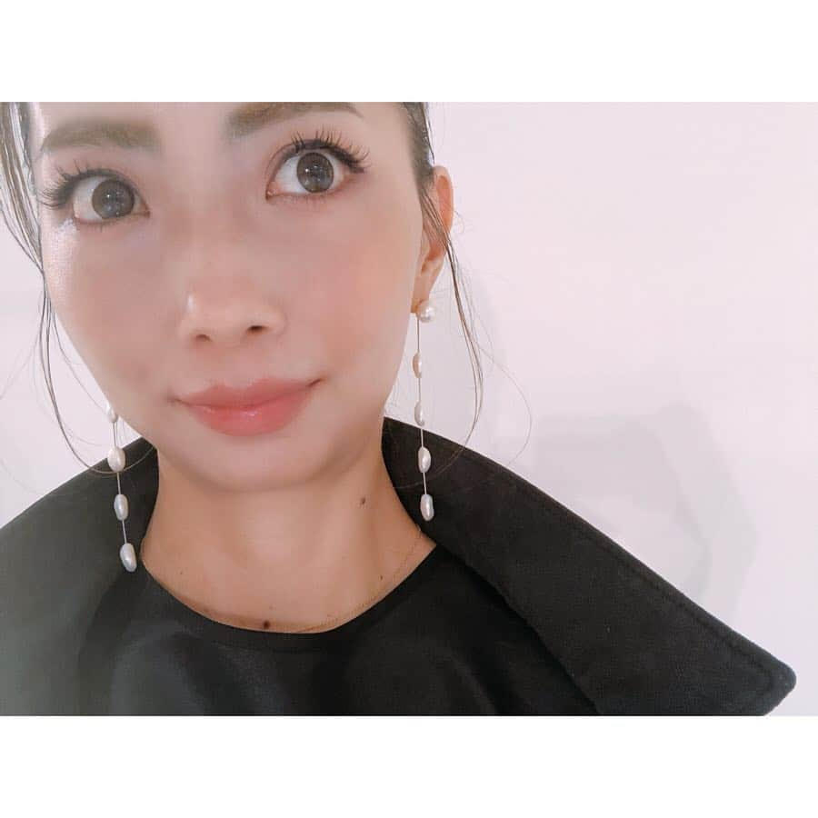 栗原佐知子さんのインスタグラム写真 - (栗原佐知子Instagram)「✴︎ 今まで何回聞かれたかわからないくらい聞かれた（😂） @maayapearls のピアス💗 . 👉5.6枚目のRitaピアスとInstagramのアイコンでも 着けているブラックパールピアスは、 ほぼ毎日交互に着けているのでは…？ というくらいお気に入り☺️ . 1〜4枚目のタヒチバロックパールのピアスは長い！！ けど、サマードレスやニットとの相性が抜群なんです💘 . この夏もヘビロテ間違いなし👍 . . その @maayapearls が4月17日〜23日に 阪急うめだ本店3階 D.EDIT イベントスペースにて POP UP SHOPを開催するそう✨ . 関西のみなさま ぜひ足を運んでみてくださいね💕 （私も行きたい！！笑） . . 👉6枚目はいつぞやのモーニングで、 デザイナーの @mayako_okuda と  @sugartomoko との1枚を今更…😂 . . #maayapearls #maaya #pearl #pearljewelry #jewelry #accessory #pierce #fashion #popupshop #instafashion #instagood #instalike #instapic #instadaily #阪急うめだ本店」4月9日 21時59分 - sachiko__kurihara