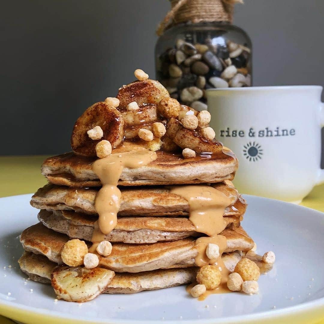 Flavorgod Seasoningsさんのインスタグラム写真 - (Flavorgod SeasoningsInstagram)「Banana Peanut Butter Foster Pancakes 🤩🤩🤩⁣ .⁣ Seasonings used:⁣ 🍪 #flavorgod Gingerbread Cookie⁣ ⁣ -⁣ On Sale here ⬇️⁣ Click the link in the bio -> @flavorgod⁣ www.flavorgod.com⁣ .⁣ ⁣ ✨ r e c i p e by @skoz_ ✨⁣ * combine dry & went ingredients separately before combining. Then let sit for 5 minutes * this step is super important for #fluffycakes !! *⁣ .⁣ 15g whole wheat flour⁣ 1/4 tsp baking soda⁣ 1/2 tsp baking powder⁣ 1/2 tsp cinnamon⁣ 1 stevia packet⁣ 15g (1/2 scoop) @pescience snickerdoodle protein⁣ -⁣ 1/2 tbsp ground flax seed - combine with 1 tbsp water and let sit in the fridge for 5 minutes⁣ -⁣ 1 whole egg⁣ 1 egg white⁣ 1 tbsp unsweetened almond milk⁣ Splash vanilla extract⁣ 20g microwaved & mashed banana⁣ .⁣ "Top however you like! I did @bioxperformancenutrition powdered peanut butter, @ieatprotein banana quinoa puffs, another 20g banana caramelized with @waldenfarmsinternational maple syrup, and @flavorgod gingerbread seasoning! #pancakequeen"⁣ -⁣ -⁣ #food #foodie #flavorgod #seasonings #glutenfree #keto #paleo  #foodporn #mealprep #kosher ⁣」4月9日 22時00分 - flavorgod